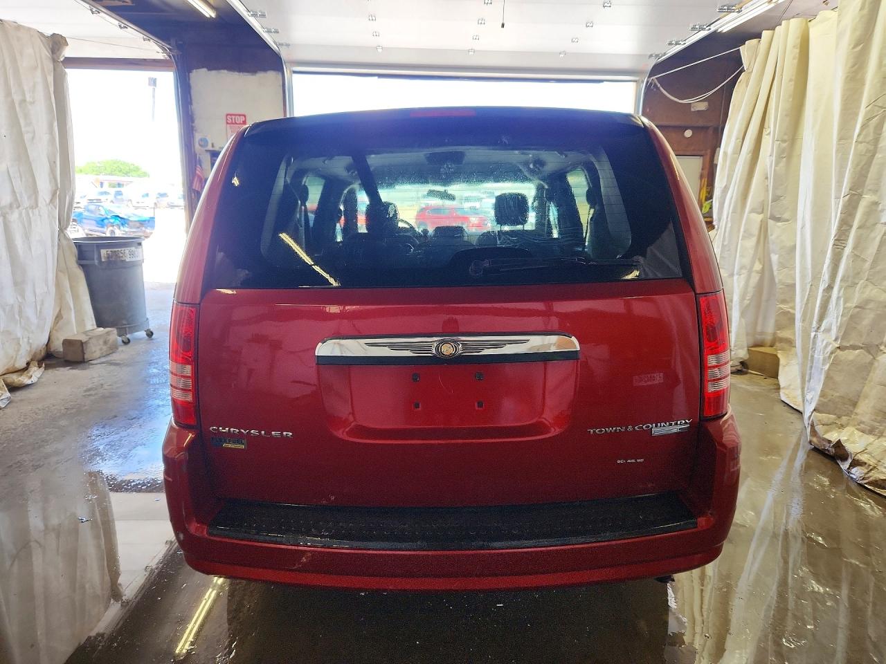 2010 Chrysler Town & Country Lx Red vin: 2A4RR4DE2AR250111