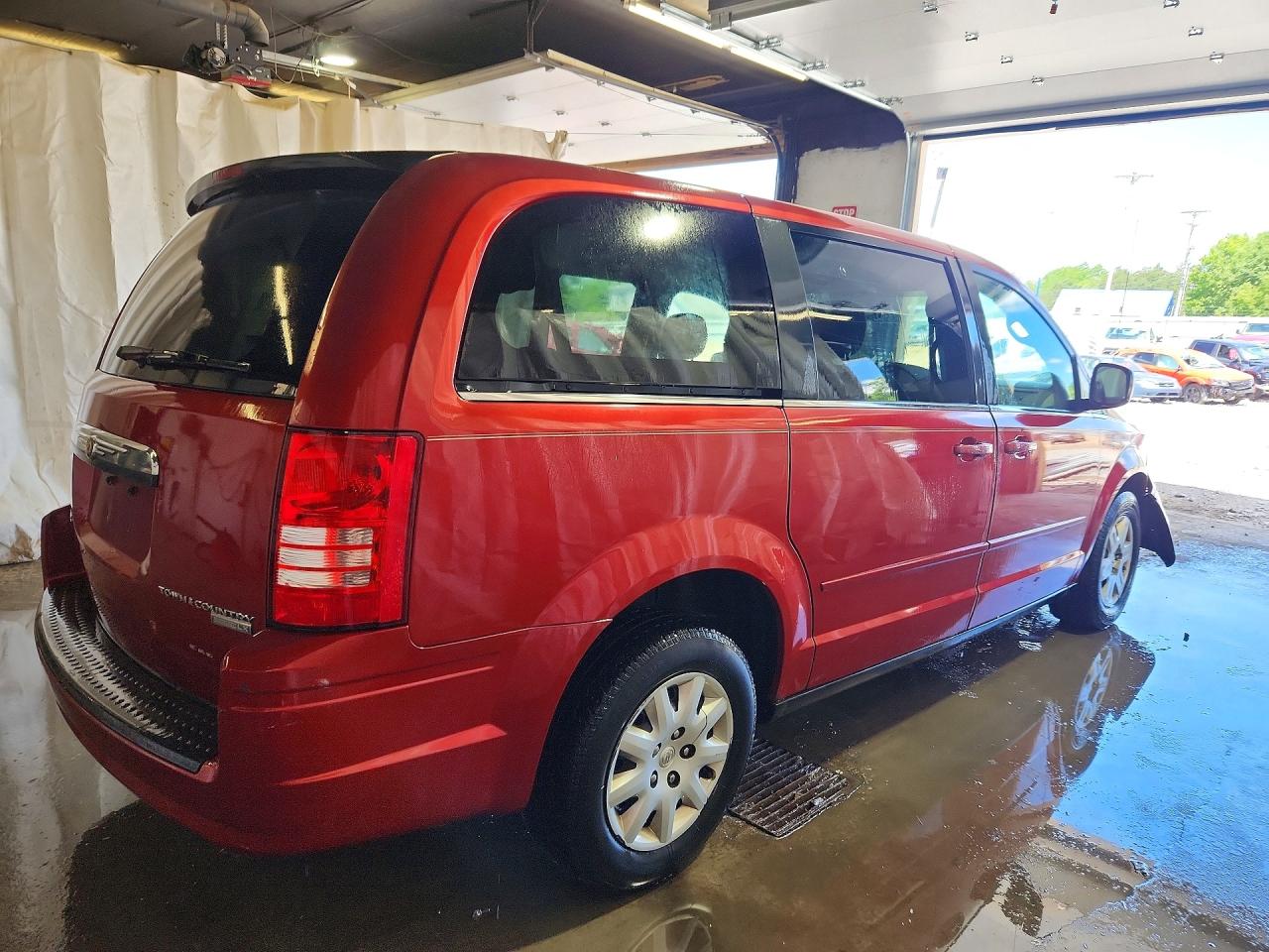 2010 Chrysler Town & Country Lx Red vin: 2A4RR4DE2AR250111