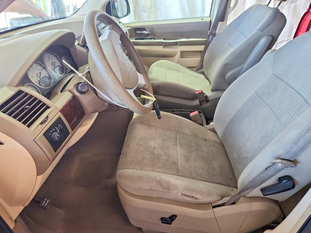 2010 Chrysler Town & Country Lx Red vin: 2A4RR4DE2AR250111