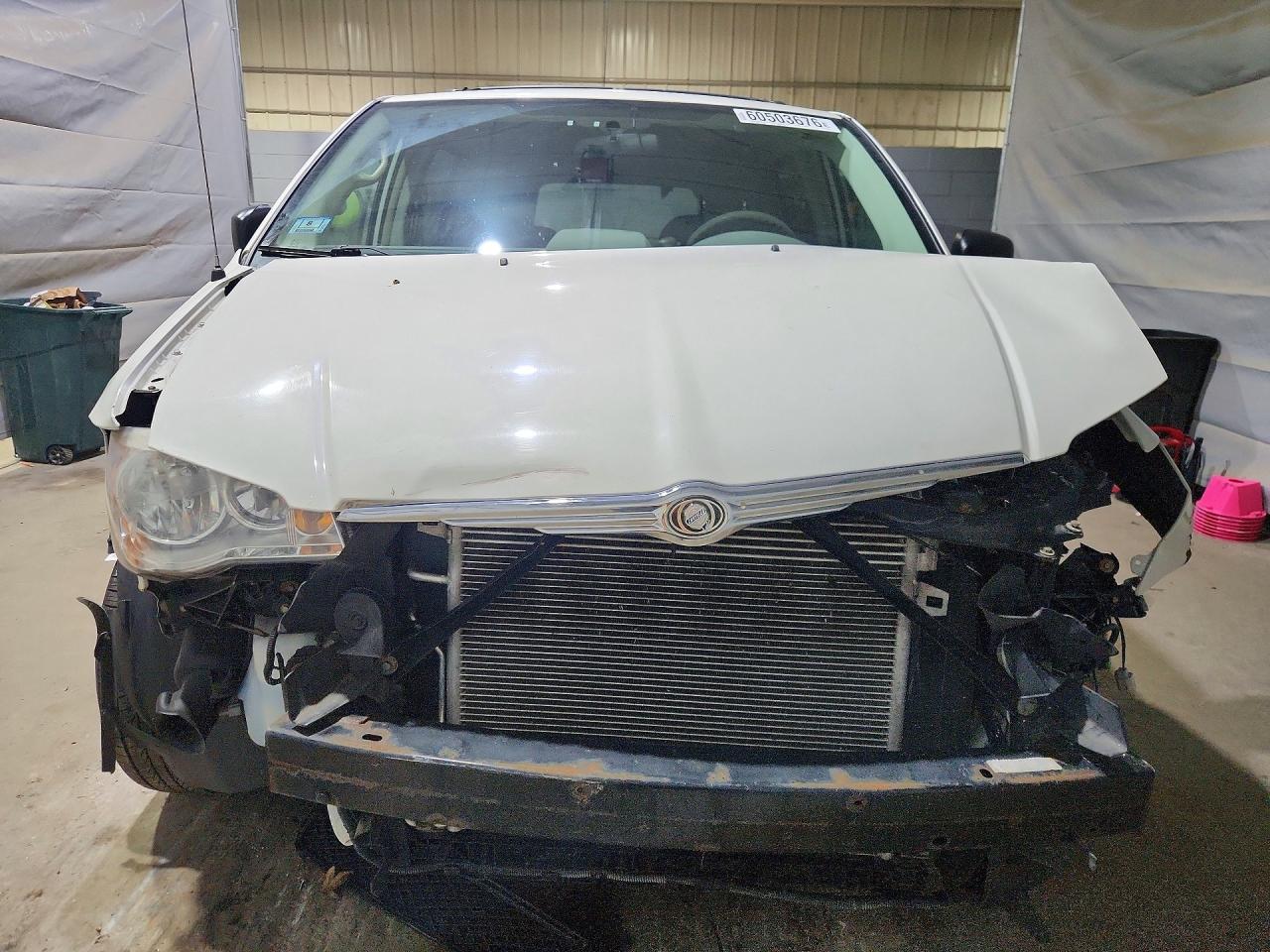 2010 Chrysler Town & Country Lx Белый vin: 2A4RR4DE3AR344028