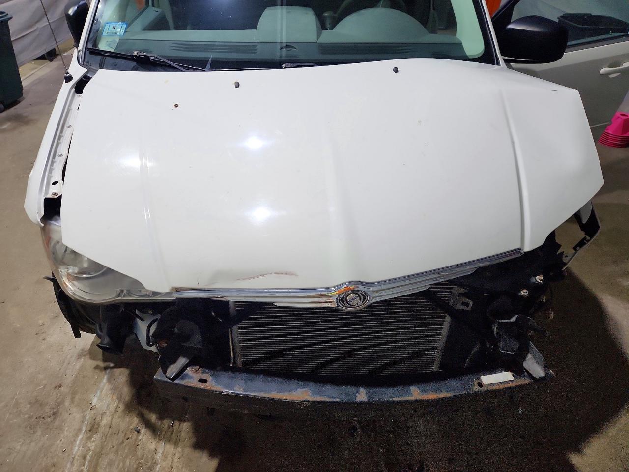 2010 Chrysler Town & Country Lx Белый vin: 2A4RR4DE3AR344028