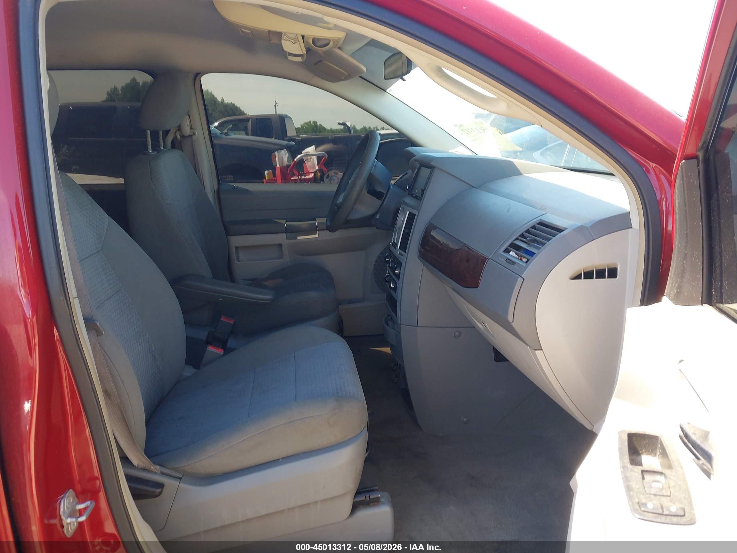 2010 Chrysler Town & Country Lx Red vin: 2A4RR4DE7AR189869