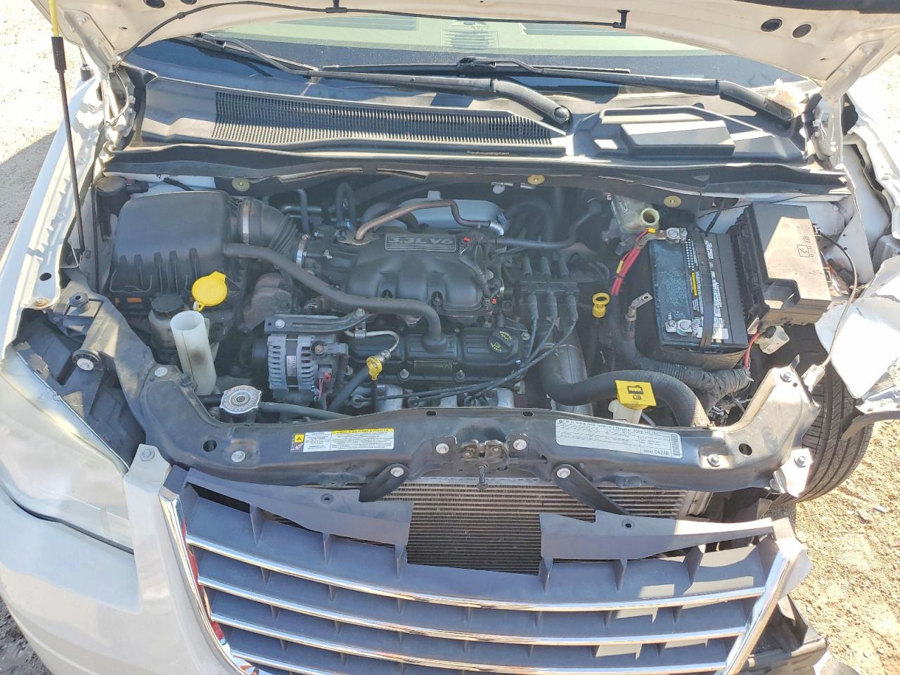 2010 Chrysler Town & Country Lx White vin: 2A4RR4DE8AR173924