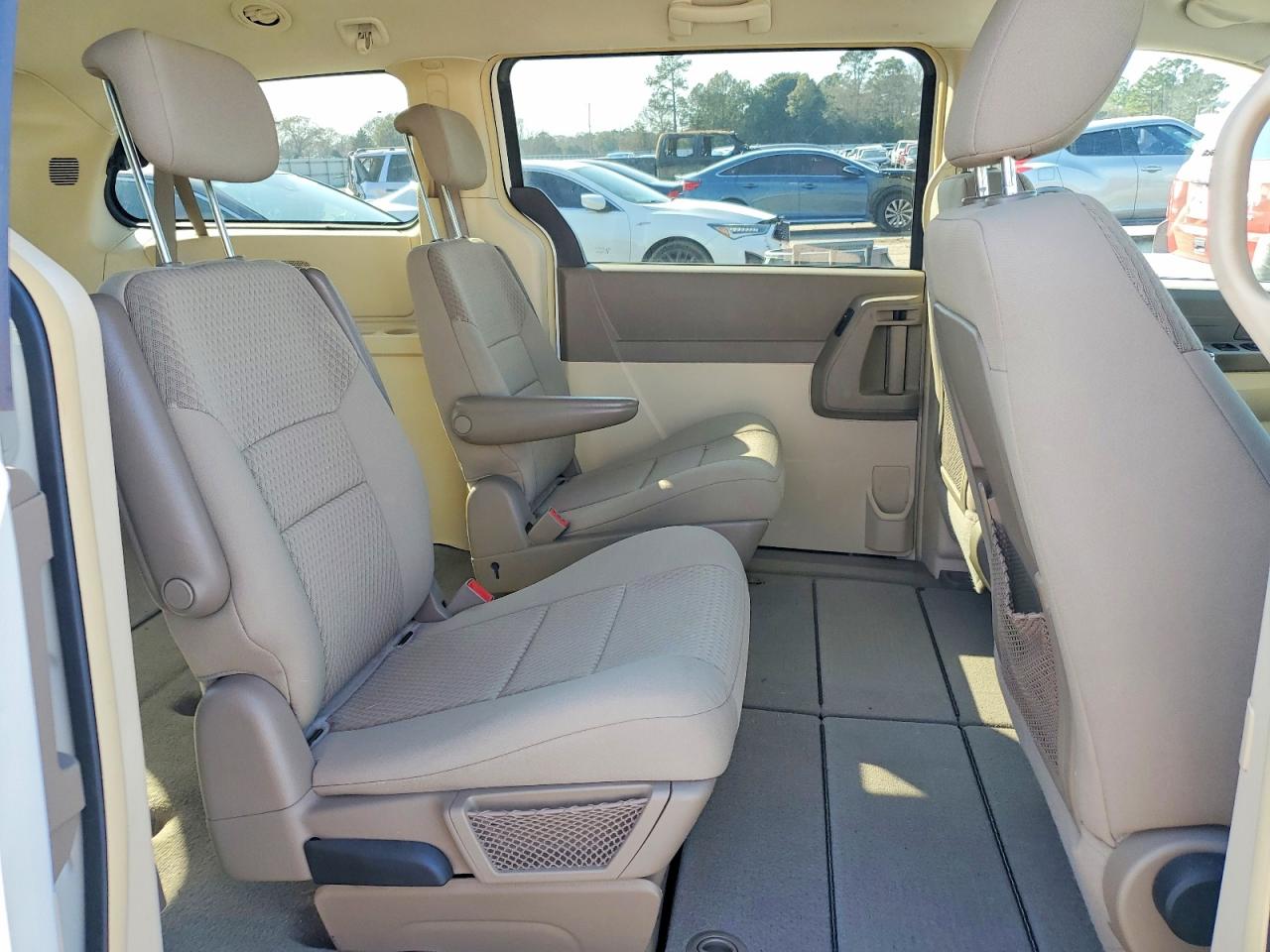 2010 Chrysler Town & Country Lx White vin: 2A4RR4DE8AR173924