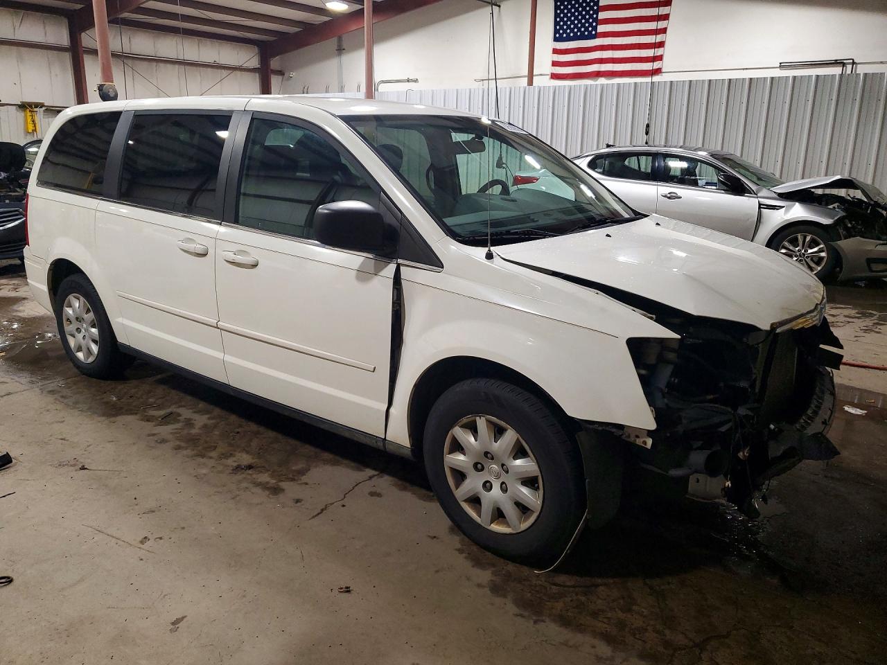 2010 Chrysler Town & Country Lx White vin: 2A4RR4DEXAR203859