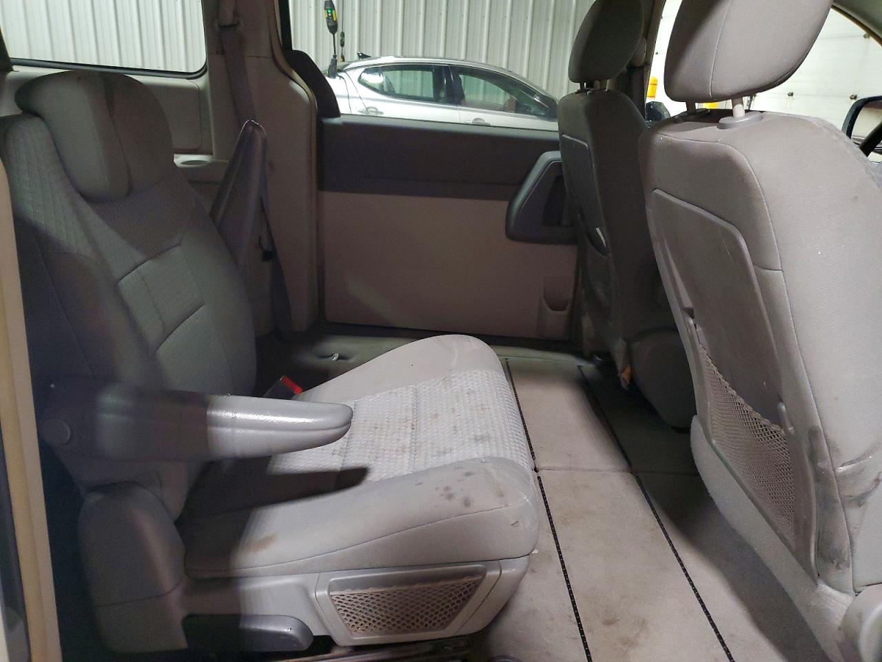 2010 Chrysler Town & Country Lx White vin: 2A4RR4DEXAR203859
