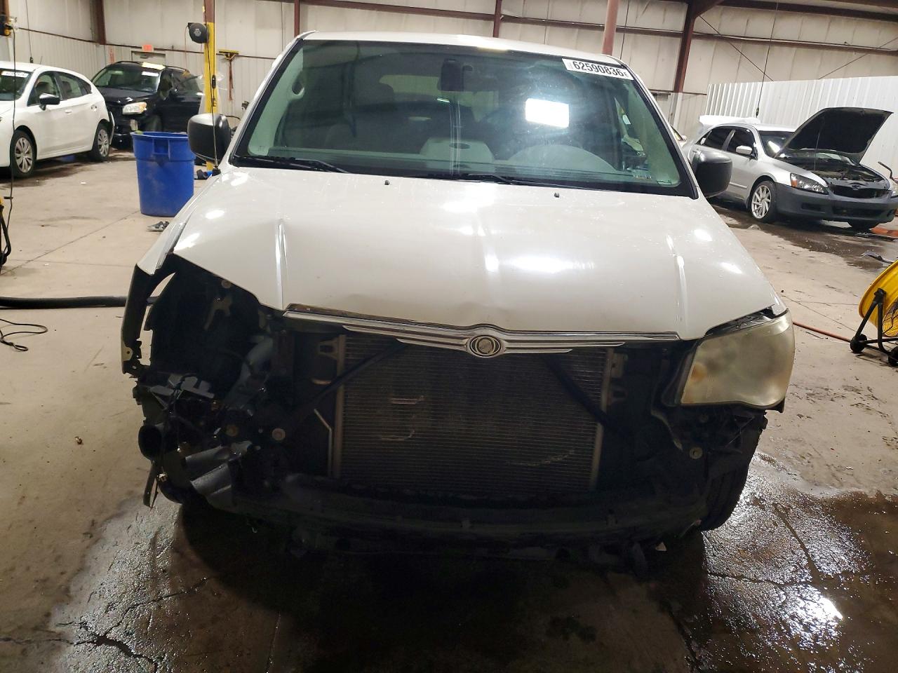 2010 Chrysler Town & Country Lx White vin: 2A4RR4DEXAR203859