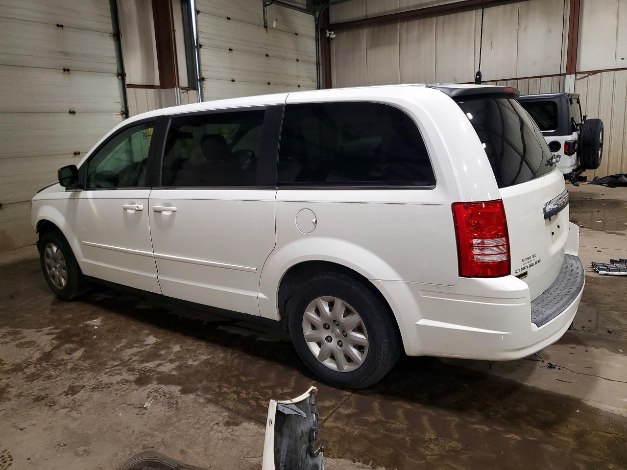 2010 Chrysler Town & Country Lx White vin: 2A4RR4DEXAR203859