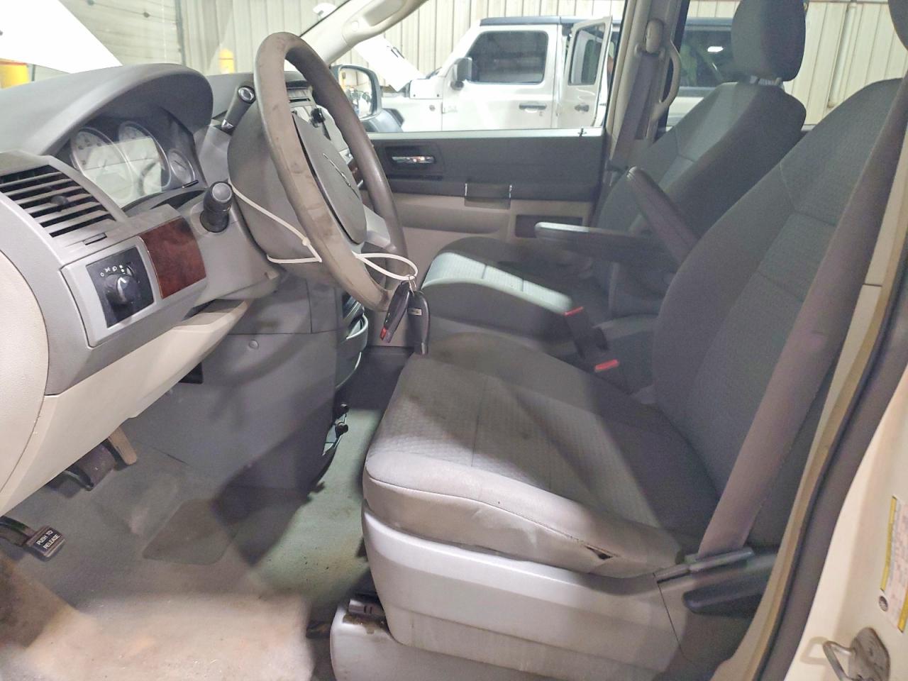 2010 Chrysler Town & Country Lx White vin: 2A4RR4DEXAR203859