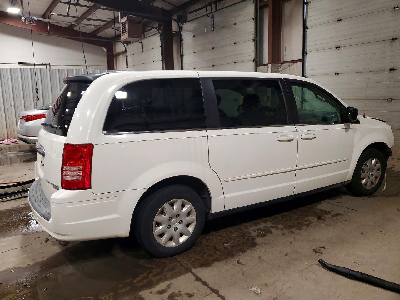 2010 Chrysler Town & Country Lx White vin: 2A4RR4DEXAR203859