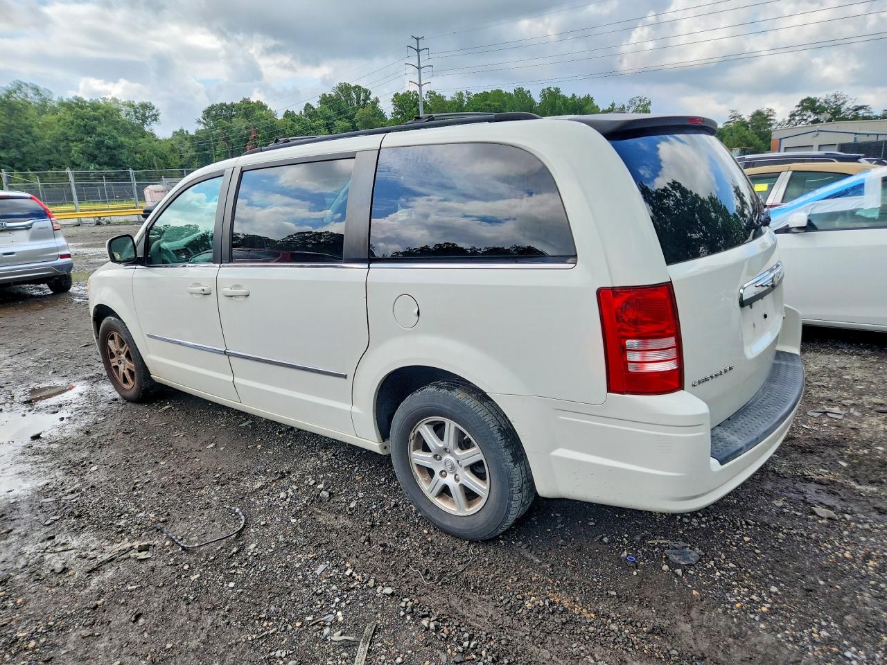 2010 Chrysler Town & Country Touring White vin: 2A4RR5D10AR229129