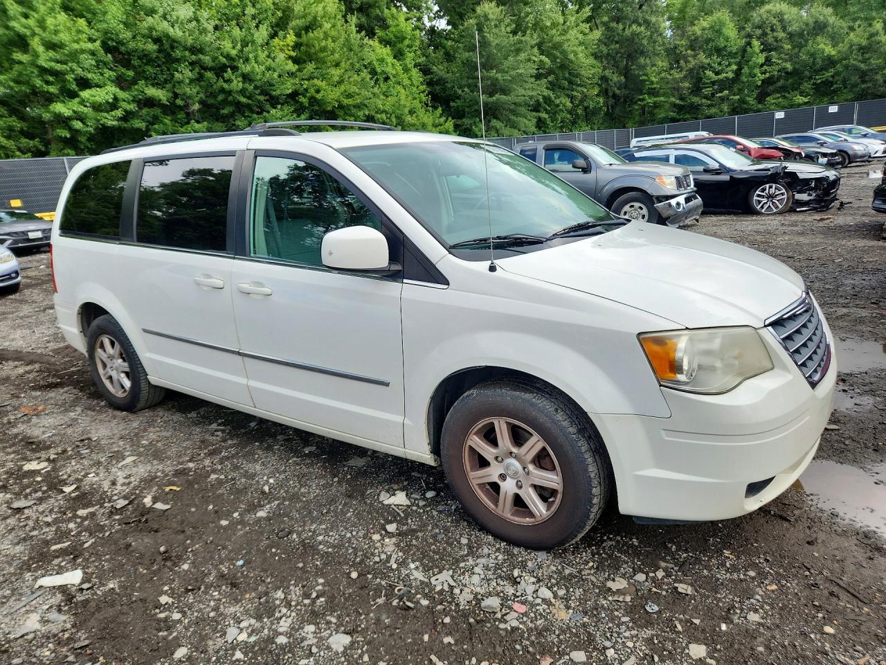 2010 Chrysler Town & Country Touring White vin: 2A4RR5D10AR229129