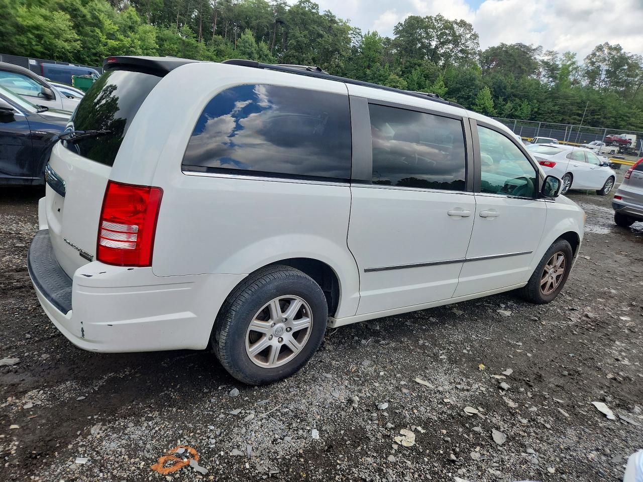 2010 Chrysler Town & Country Touring White vin: 2A4RR5D10AR229129