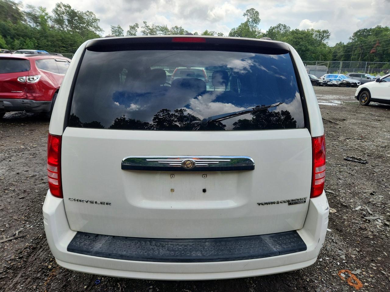 2010 Chrysler Town & Country Touring White vin: 2A4RR5D10AR229129