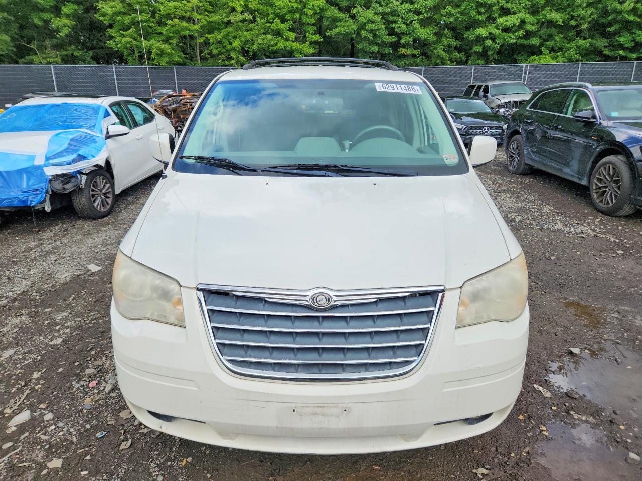 2010 Chrysler Town & Country Touring White vin: 2A4RR5D10AR229129