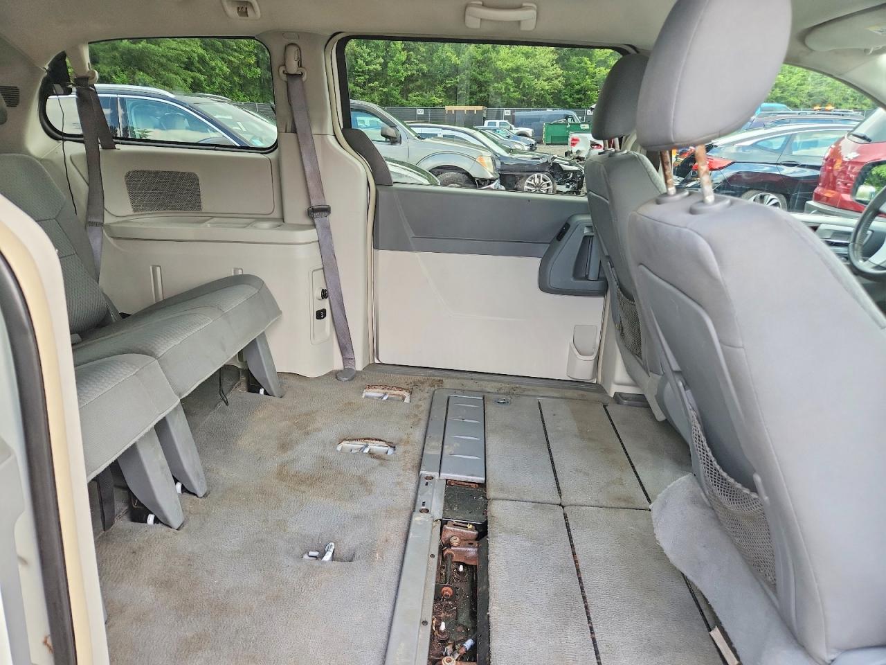 2010 Chrysler Town & Country Touring White vin: 2A4RR5D10AR229129