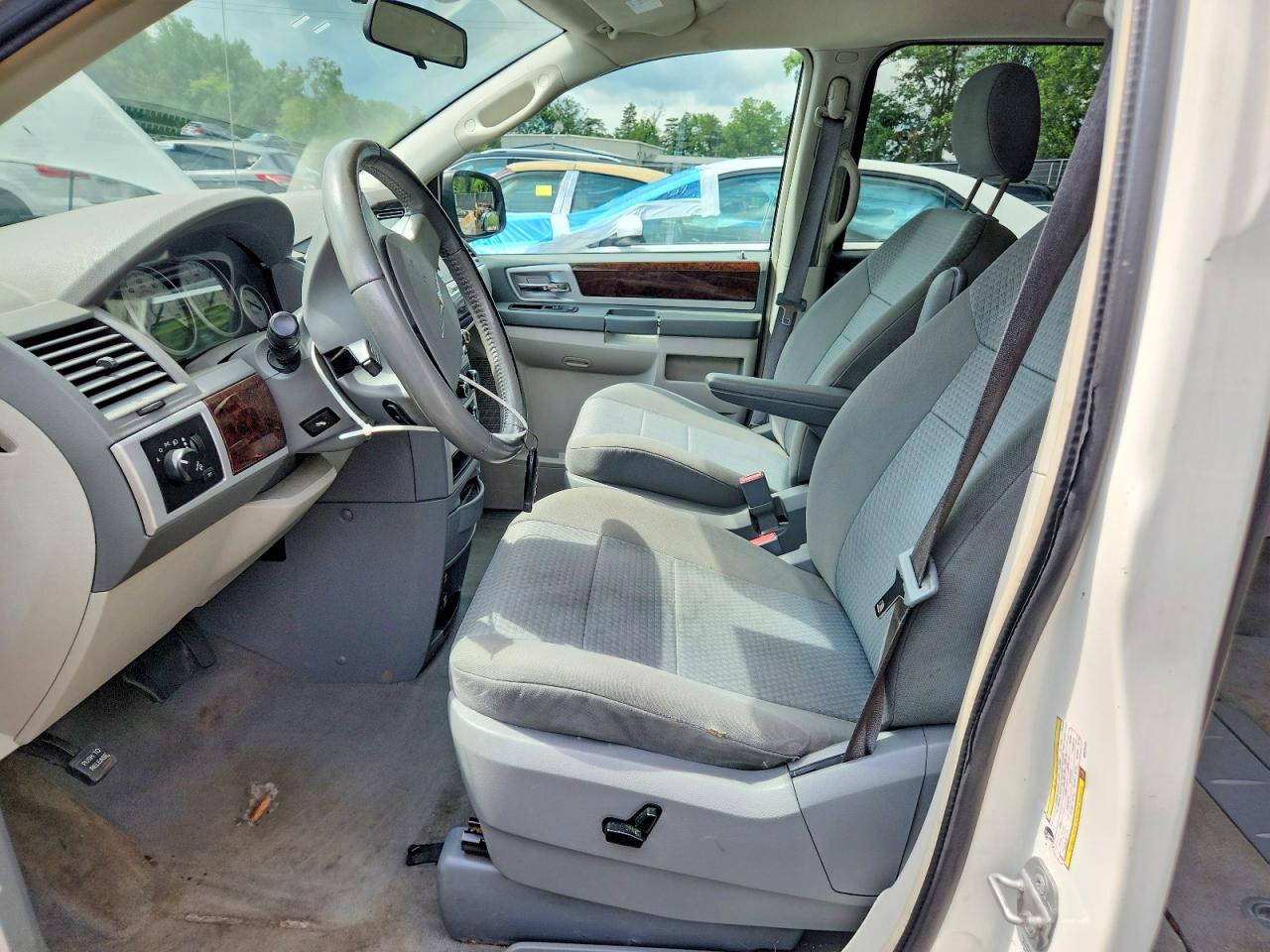 2010 Chrysler Town & Country Touring White vin: 2A4RR5D10AR229129