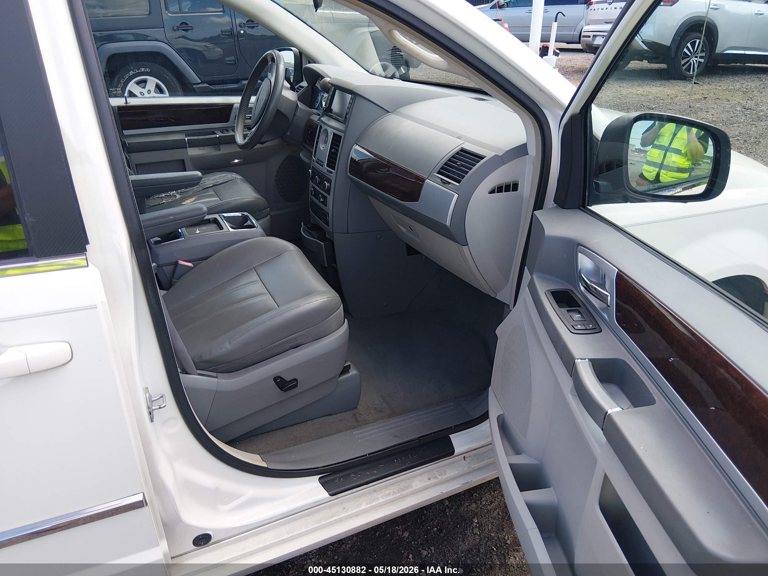 2010 Chrysler Town & Country Touring Белый vin: 2A4RR5D11AR114961