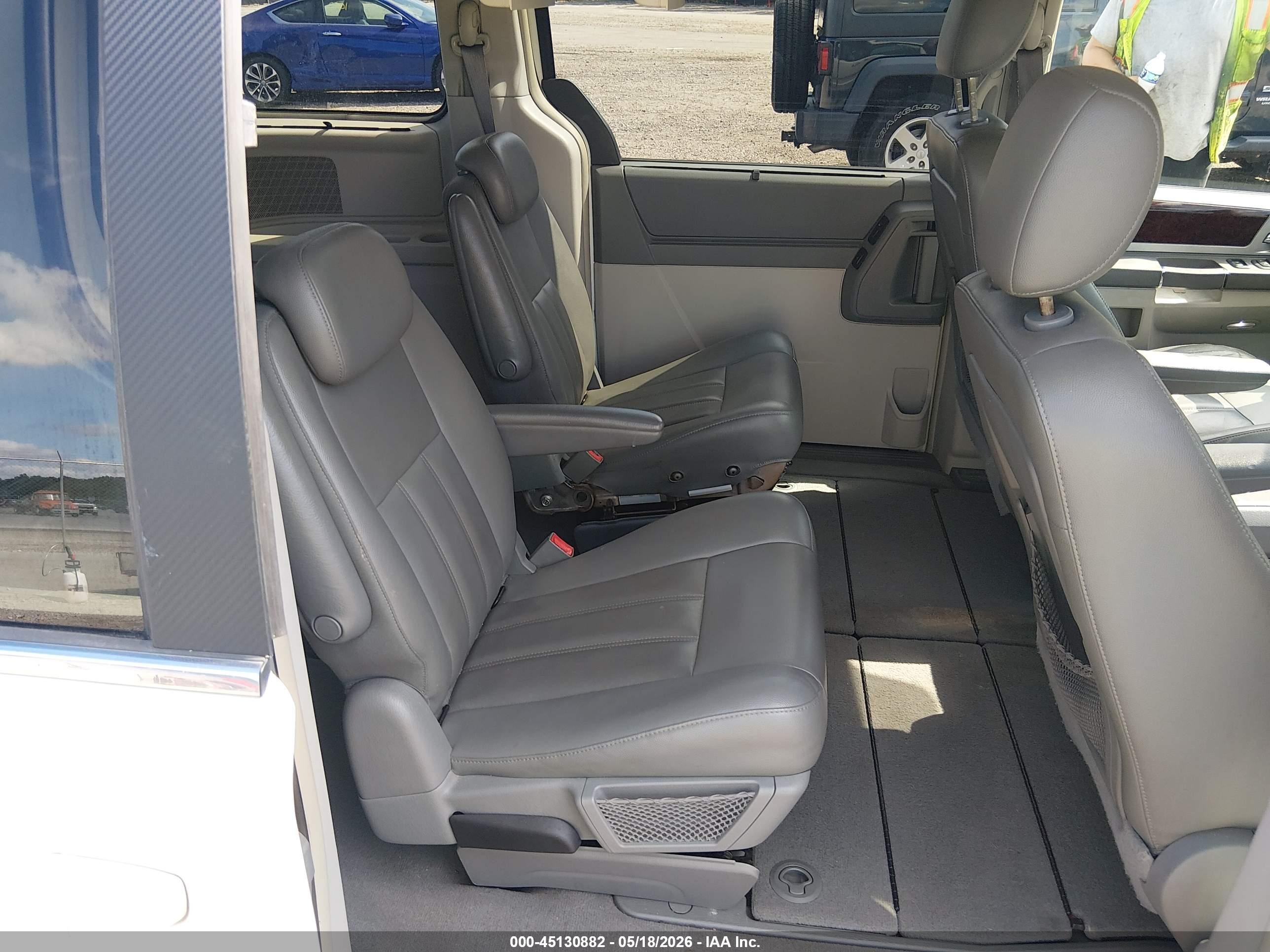 2010 Chrysler Town & Country Touring Белый vin: 2A4RR5D11AR114961