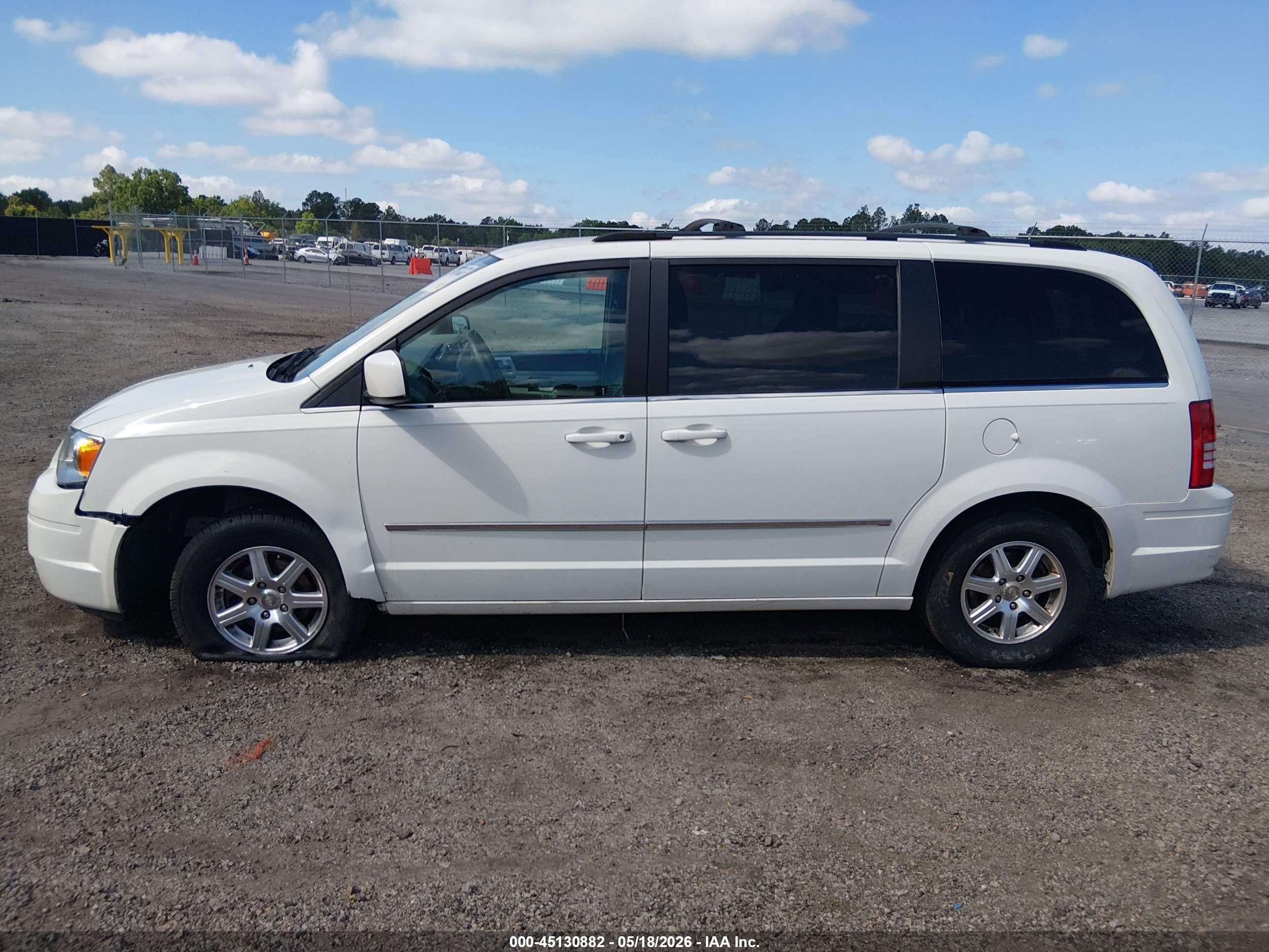 2010 Chrysler Town & Country Touring Белый vin: 2A4RR5D11AR114961