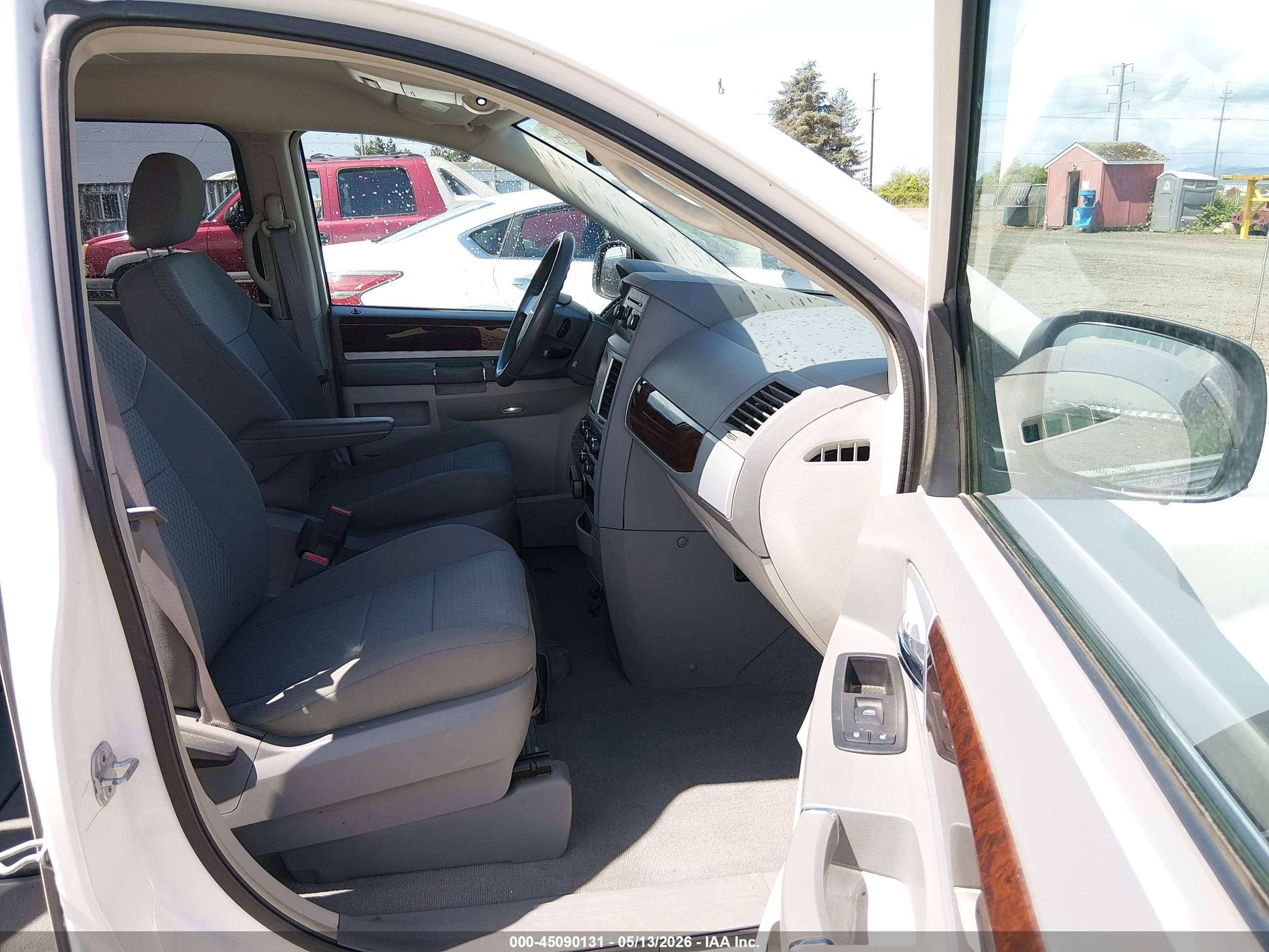 2010 Chrysler Town & Country Touring White vin: 2A4RR5D11AR214896