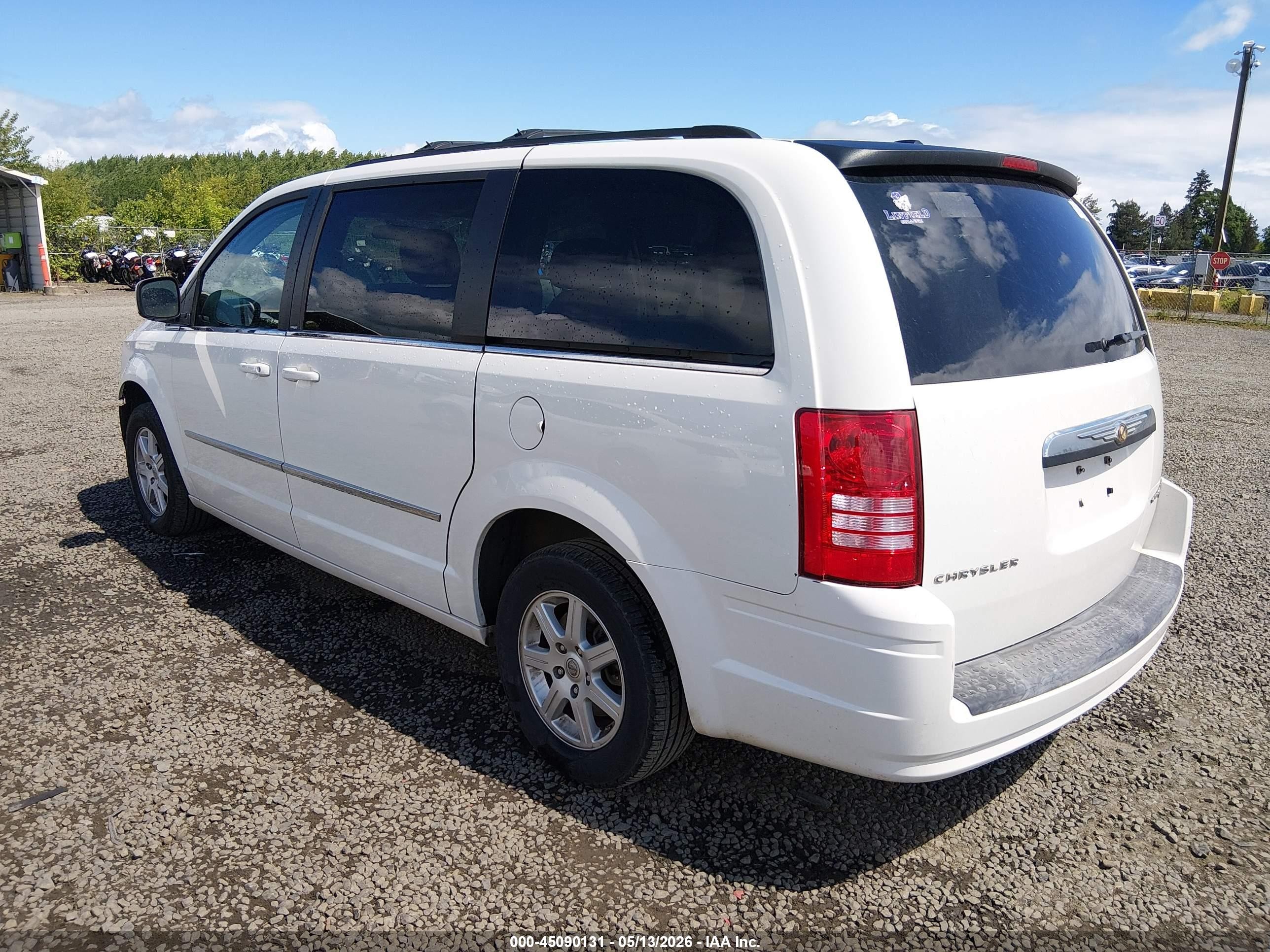 2010 Chrysler Town & Country Touring White vin: 2A4RR5D11AR214896