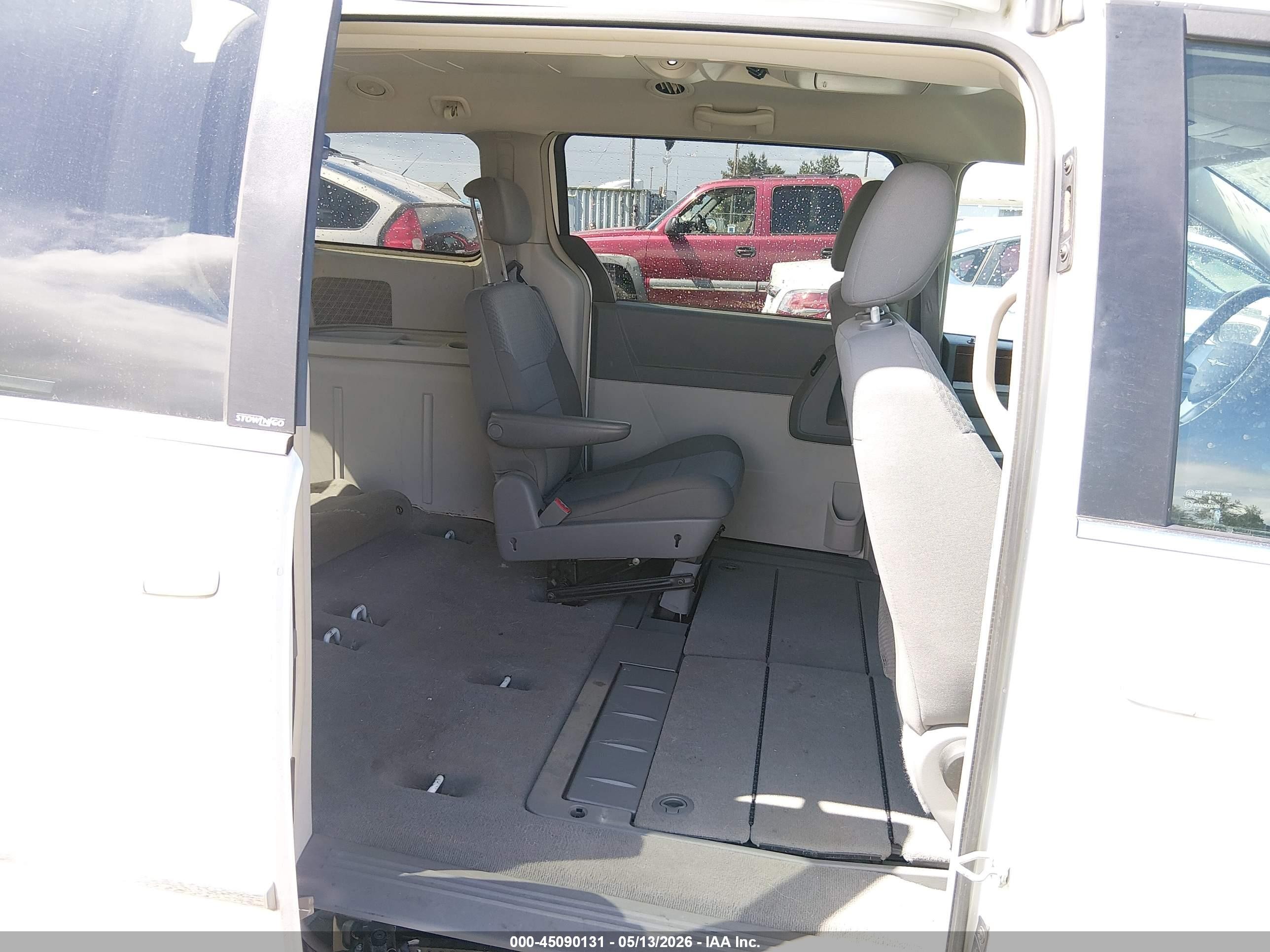 2010 Chrysler Town & Country Touring White vin: 2A4RR5D11AR214896
