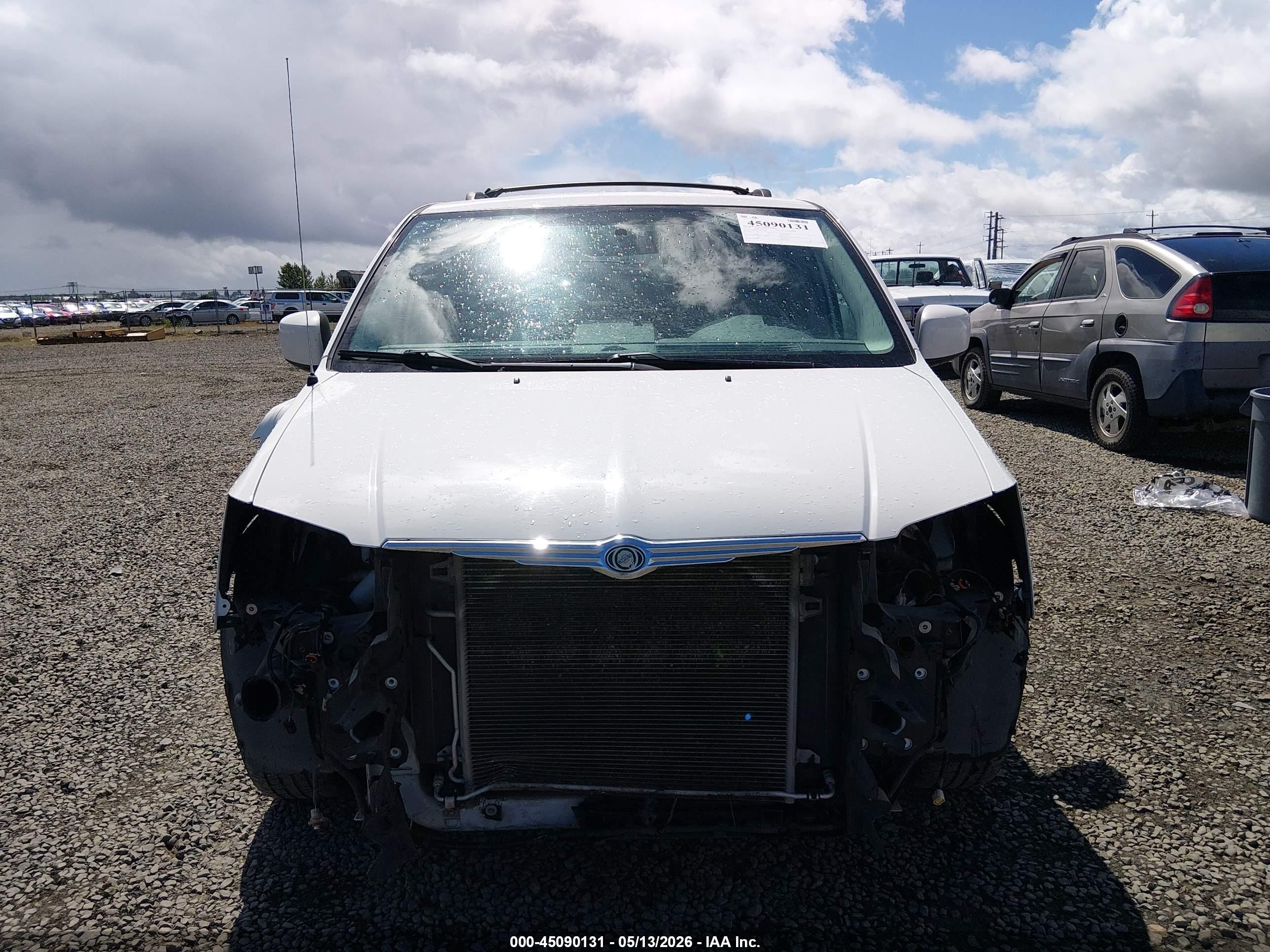 2010 Chrysler Town & Country Touring White vin: 2A4RR5D11AR214896