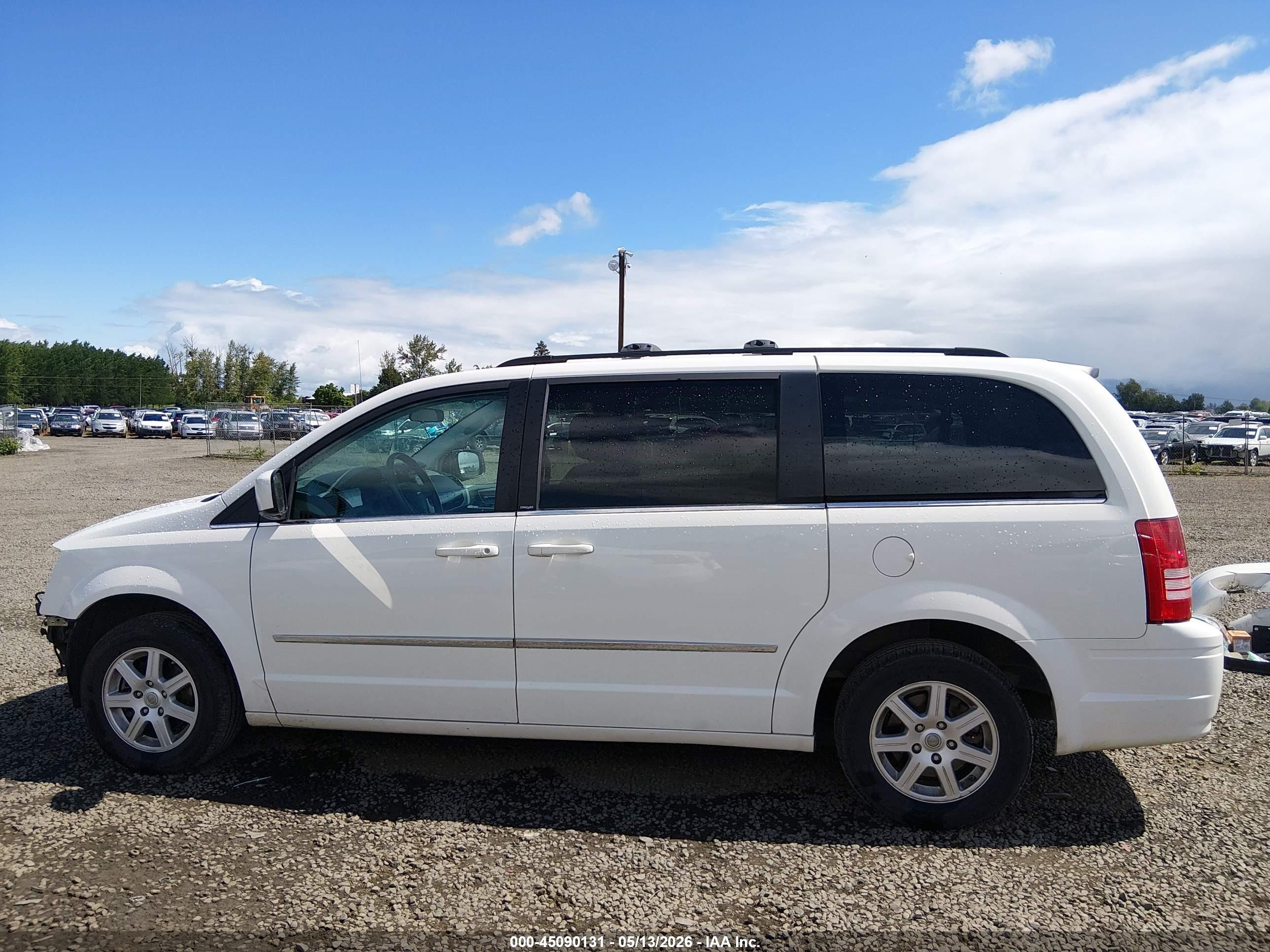 2010 Chrysler Town & Country Touring White vin: 2A4RR5D11AR214896