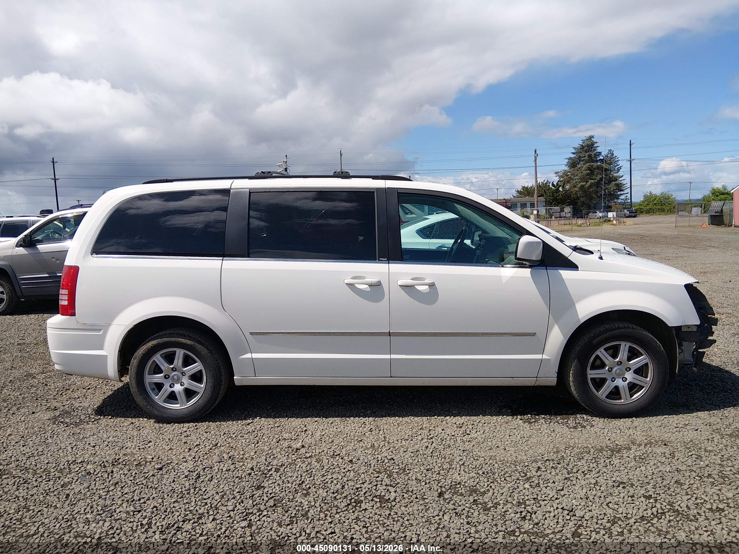 2010 Chrysler Town & Country Touring White vin: 2A4RR5D11AR214896