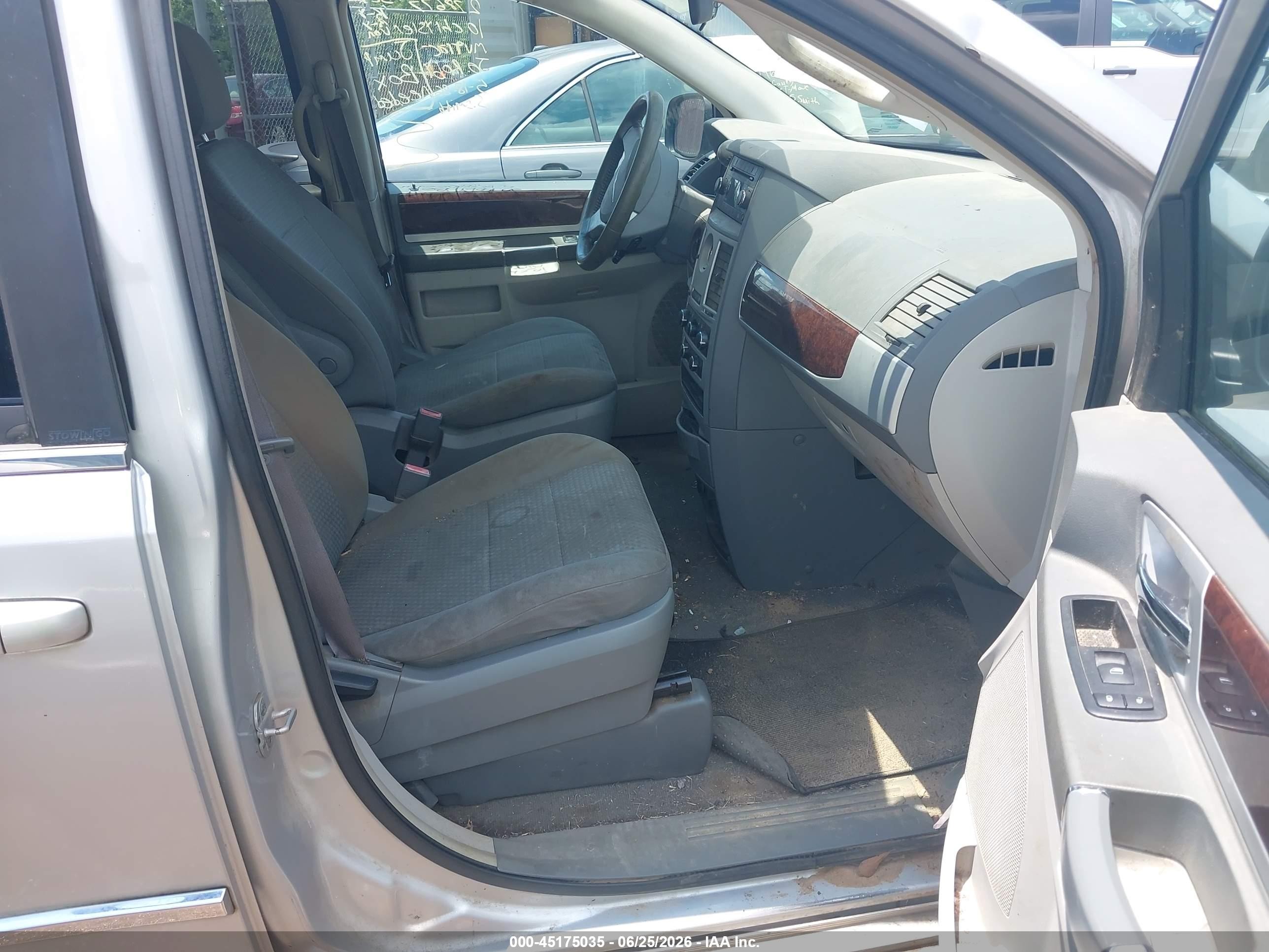 2010 Chrysler Town & Country Touring Gray vin: 2A4RR5D11AR278677