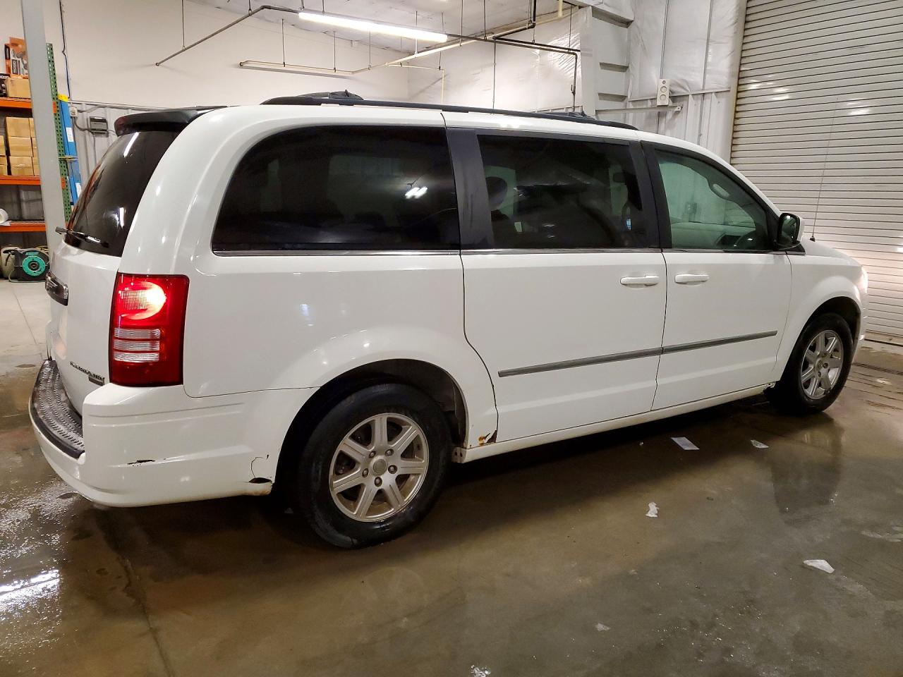 2010 Chrysler Town & Country Touring White vin: 2A4RR5D11AR280705