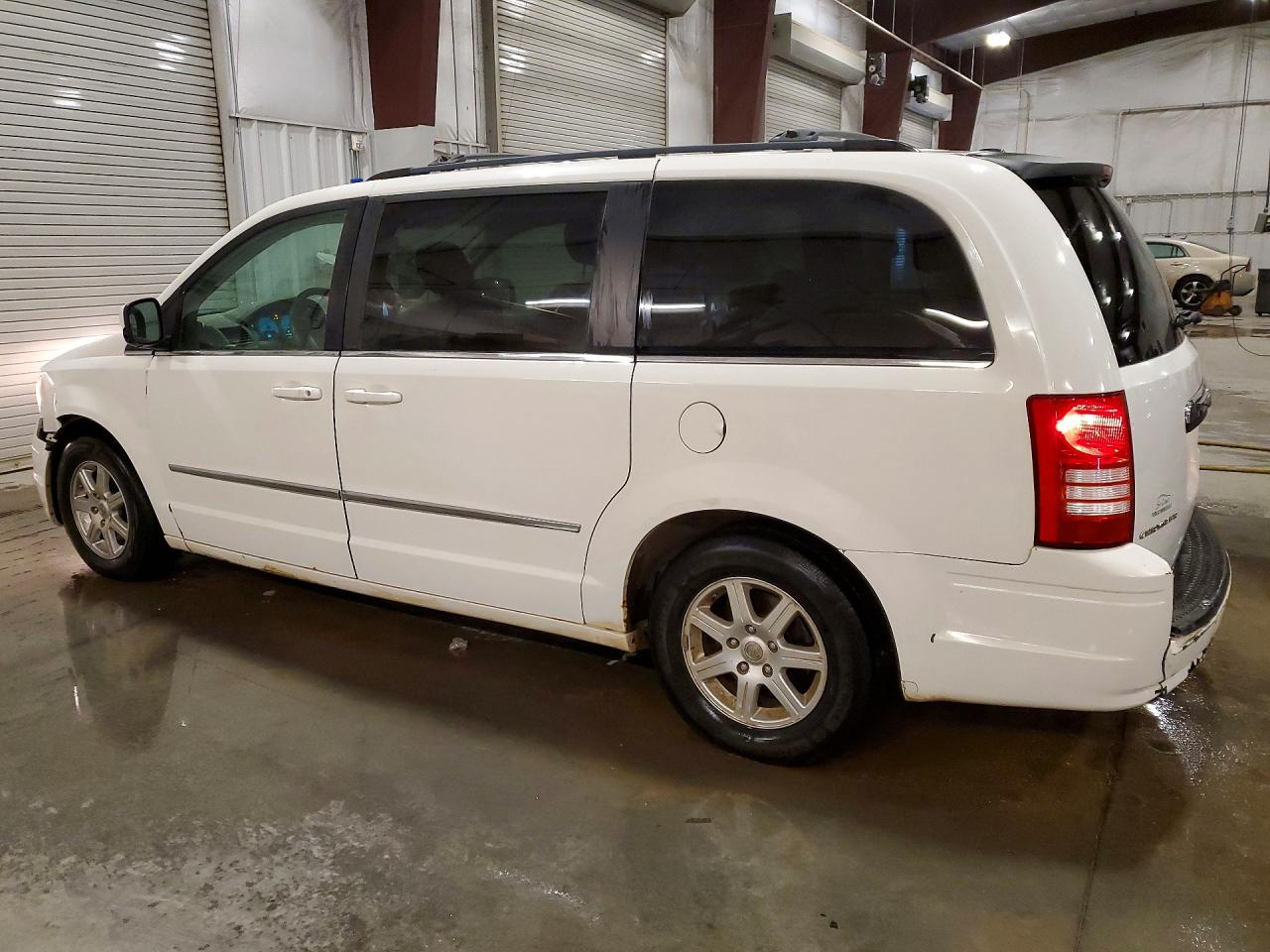 2010 Chrysler Town & Country Touring White vin: 2A4RR5D11AR280705