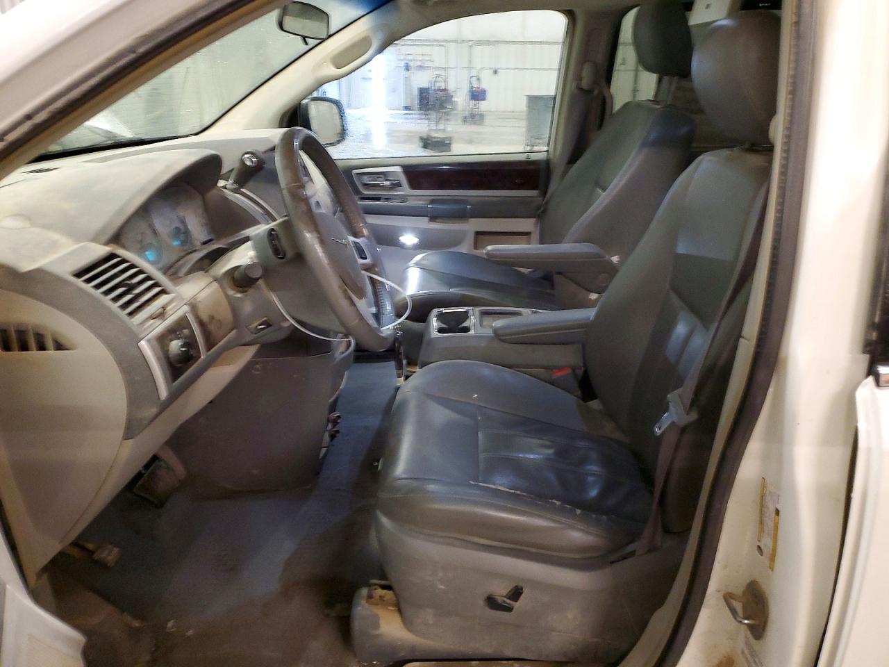 2010 Chrysler Town & Country Touring White vin: 2A4RR5D11AR280705