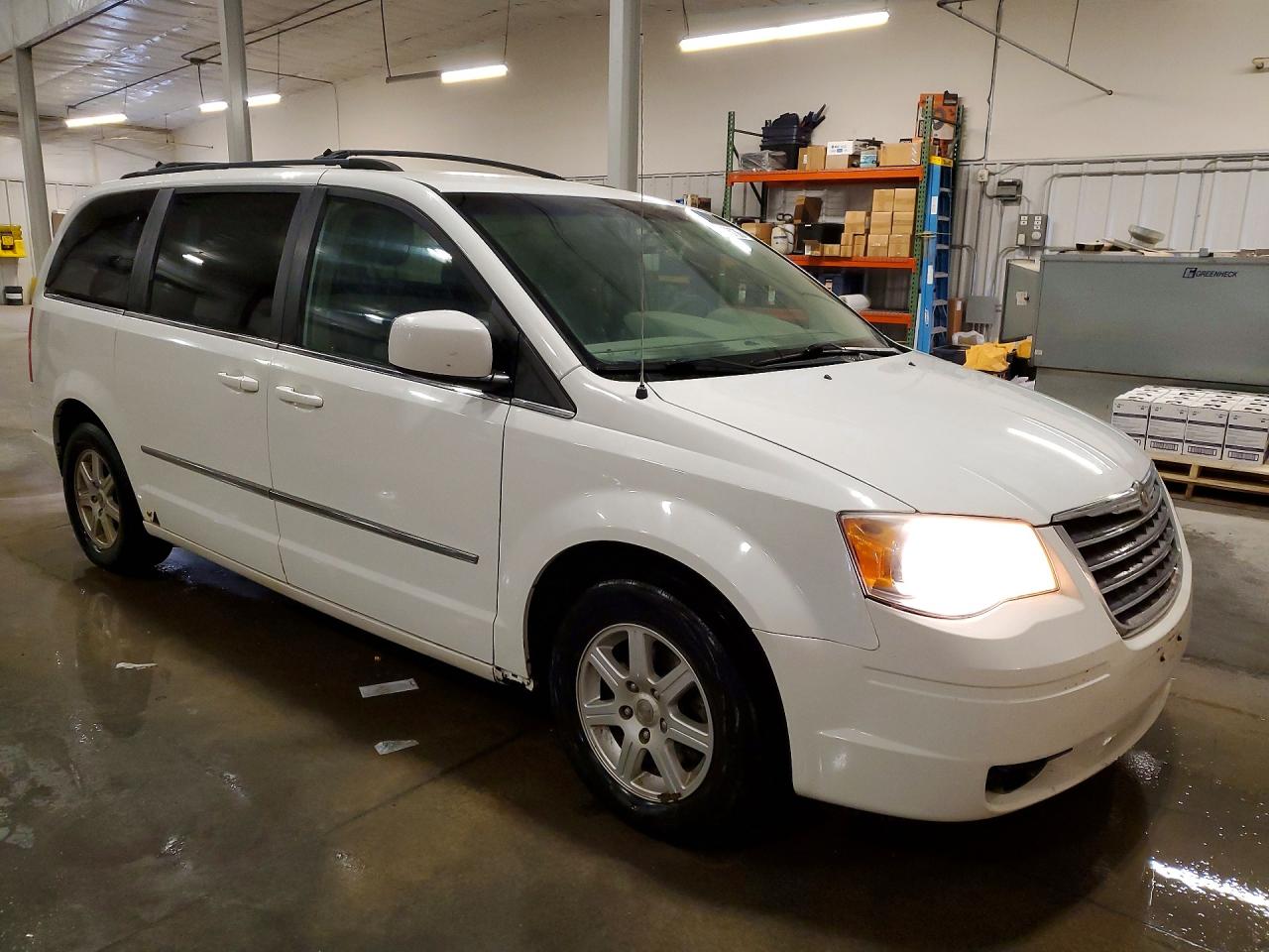 2010 Chrysler Town & Country Touring White vin: 2A4RR5D11AR280705