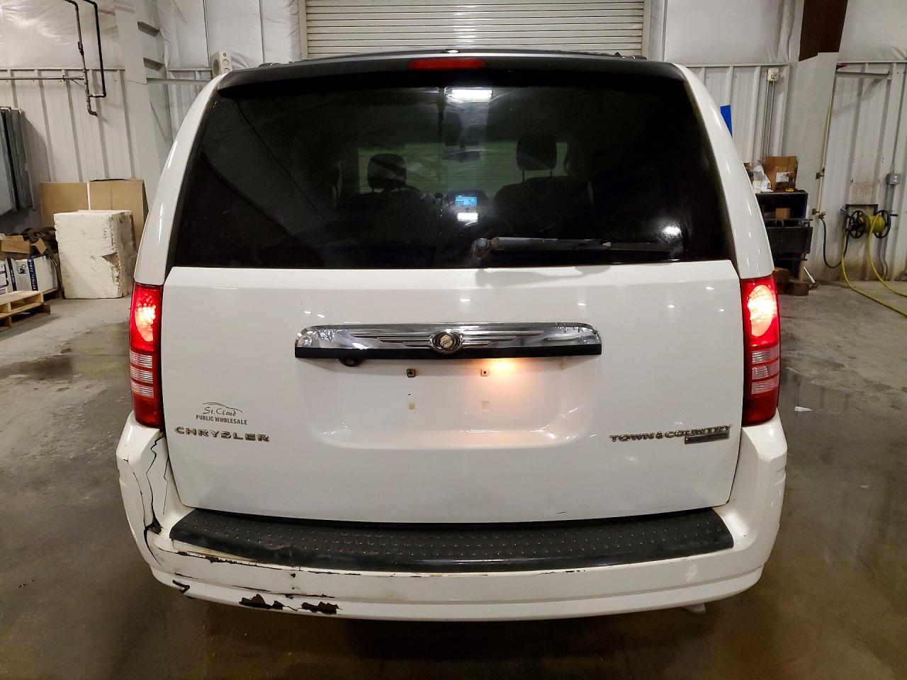 2010 Chrysler Town & Country Touring White vin: 2A4RR5D11AR280705