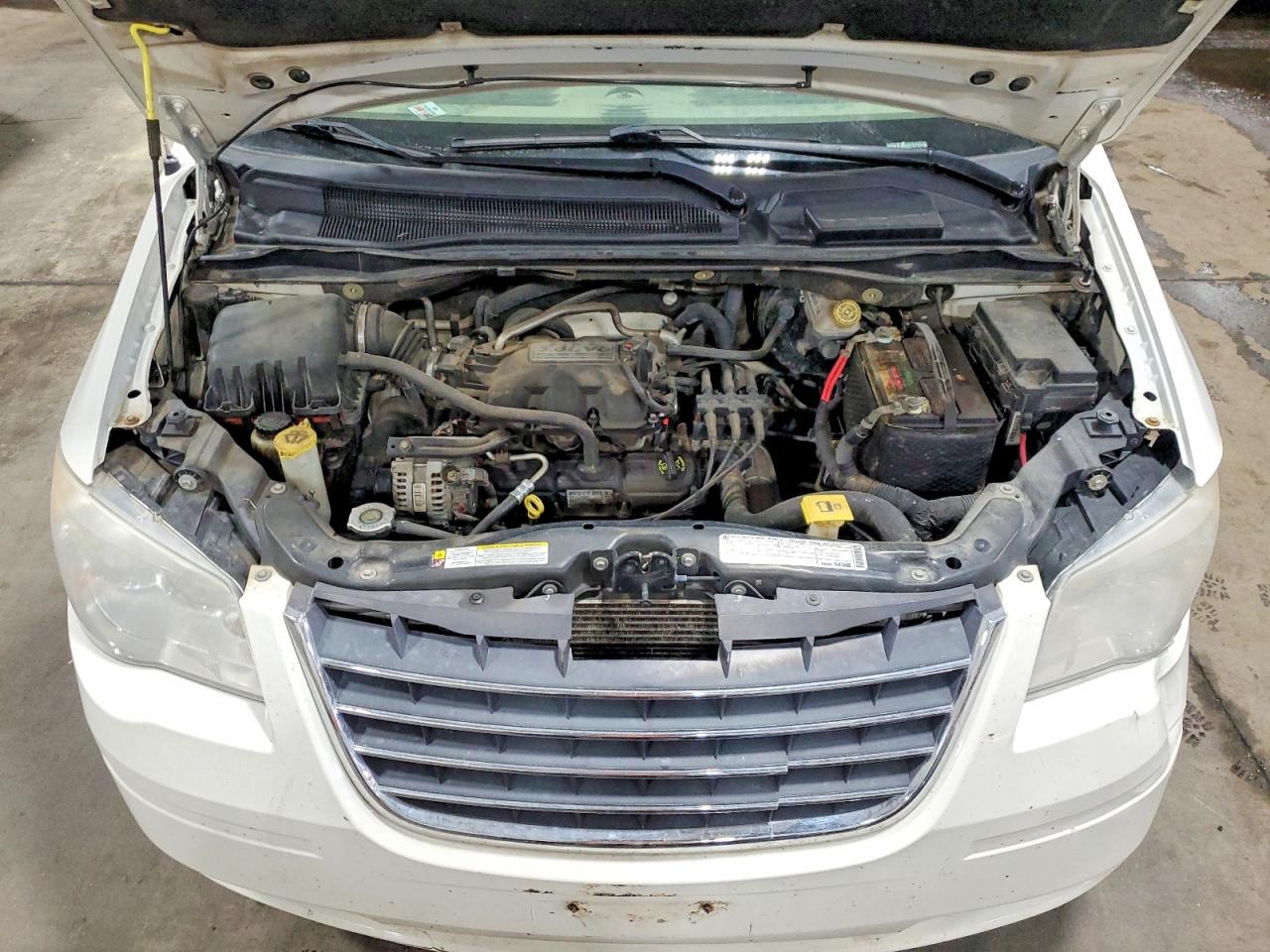 2010 Chrysler Town & Country Touring White vin: 2A4RR5D11AR280705
