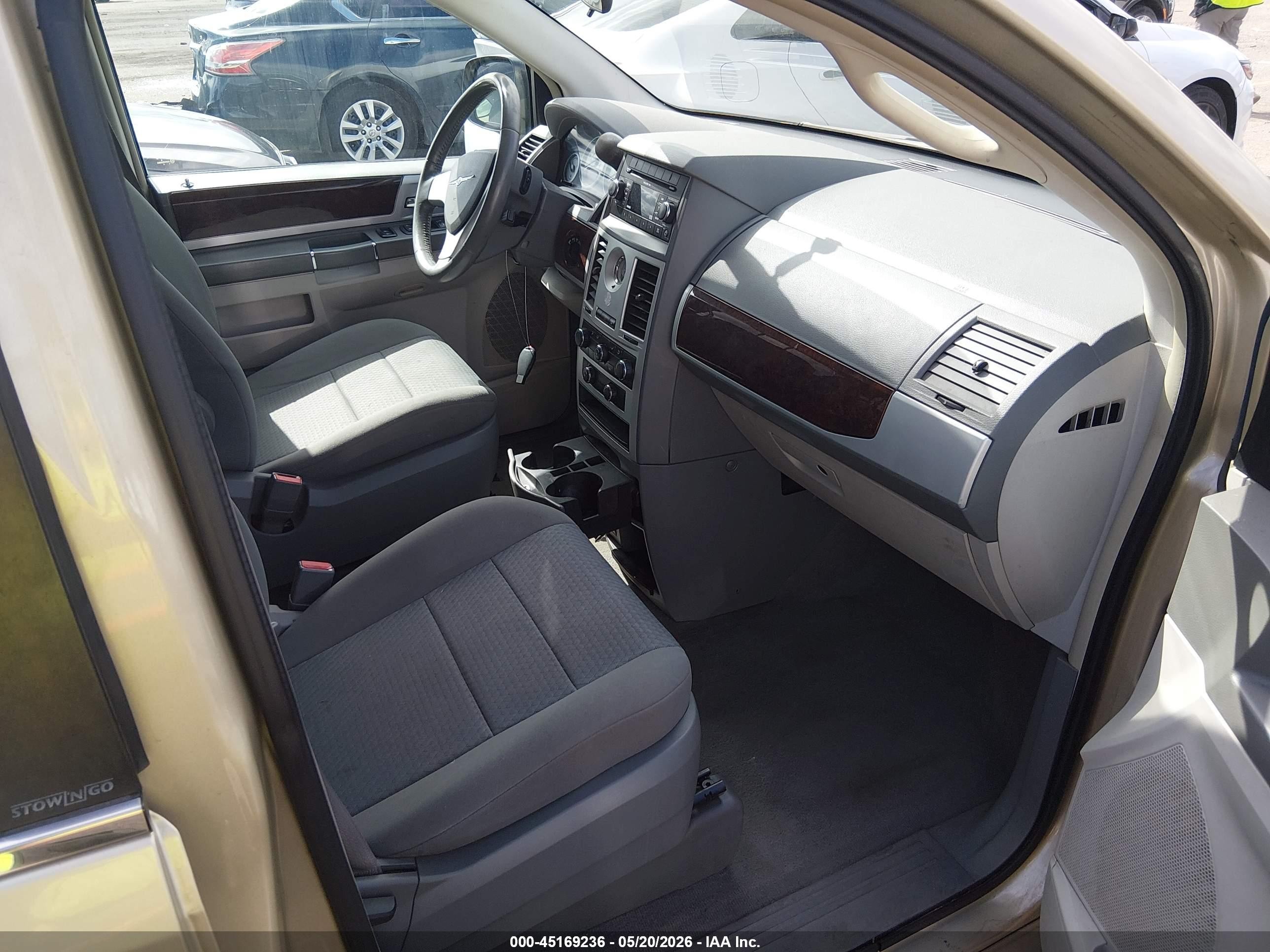 2010 Chrysler Town & Country Touring Gold vin: 2A4RR5D11AR369853