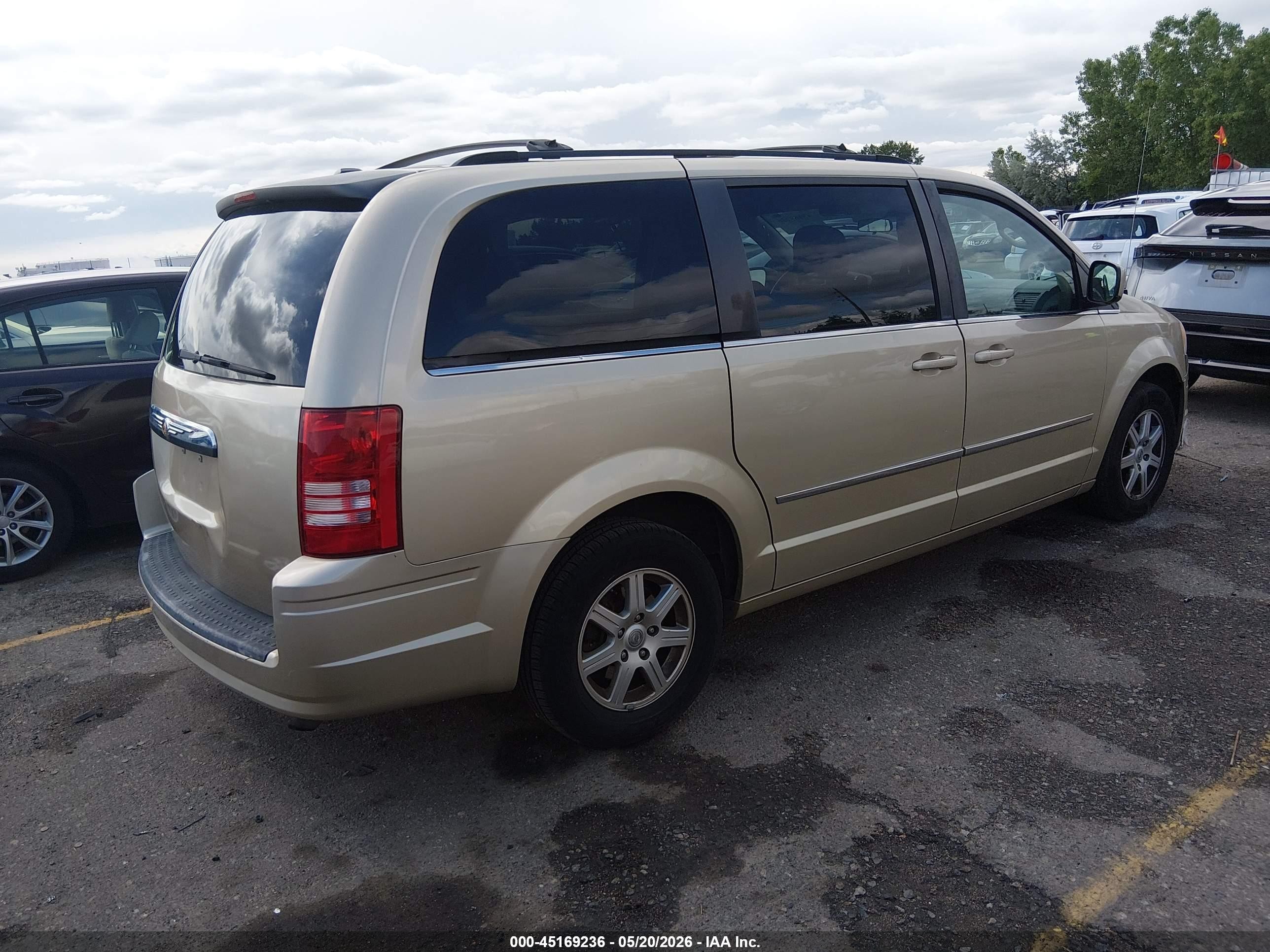2010 Chrysler Town & Country Touring Gold vin: 2A4RR5D11AR369853