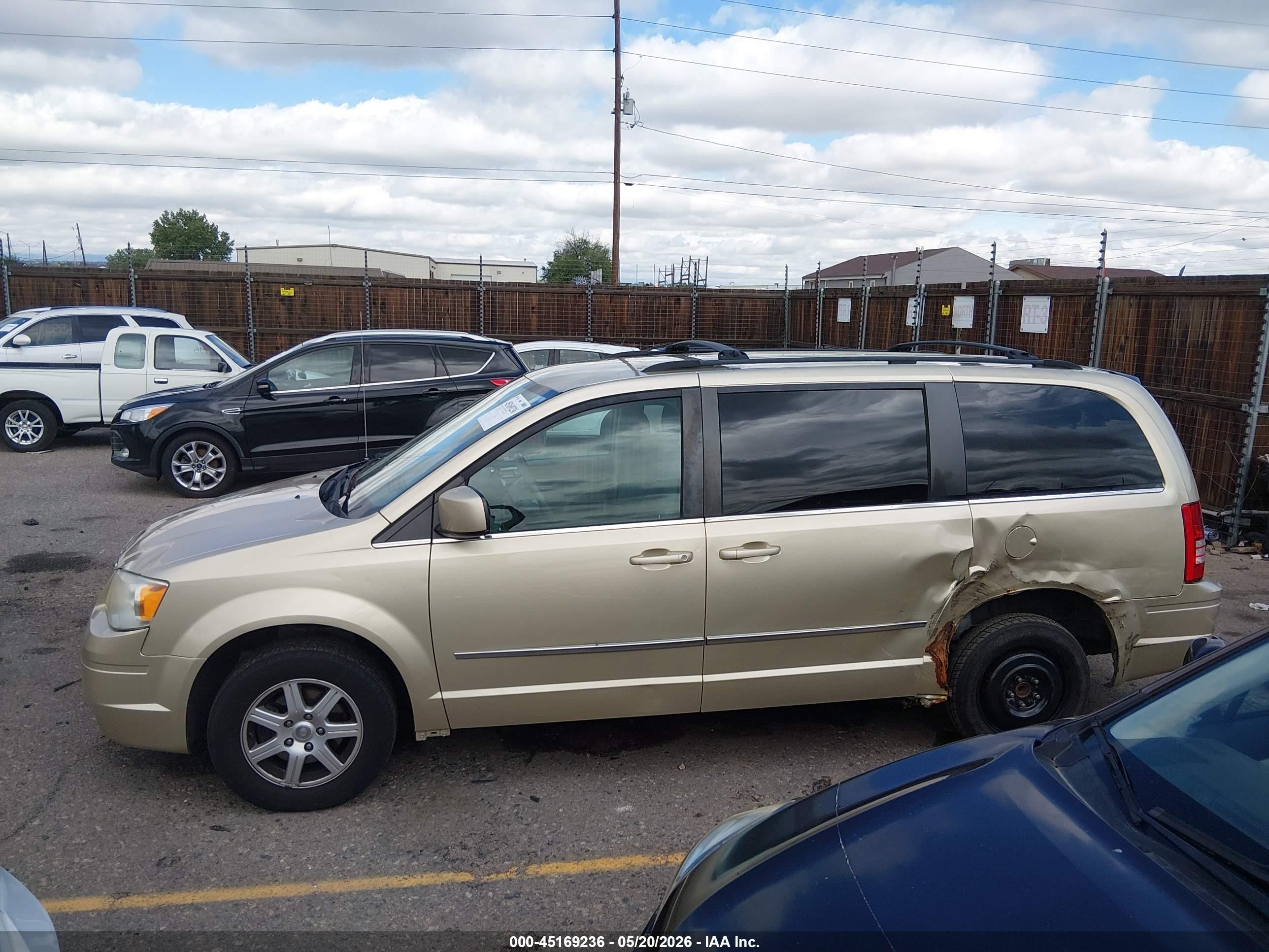 2010 Chrysler Town & Country Touring Gold vin: 2A4RR5D11AR369853