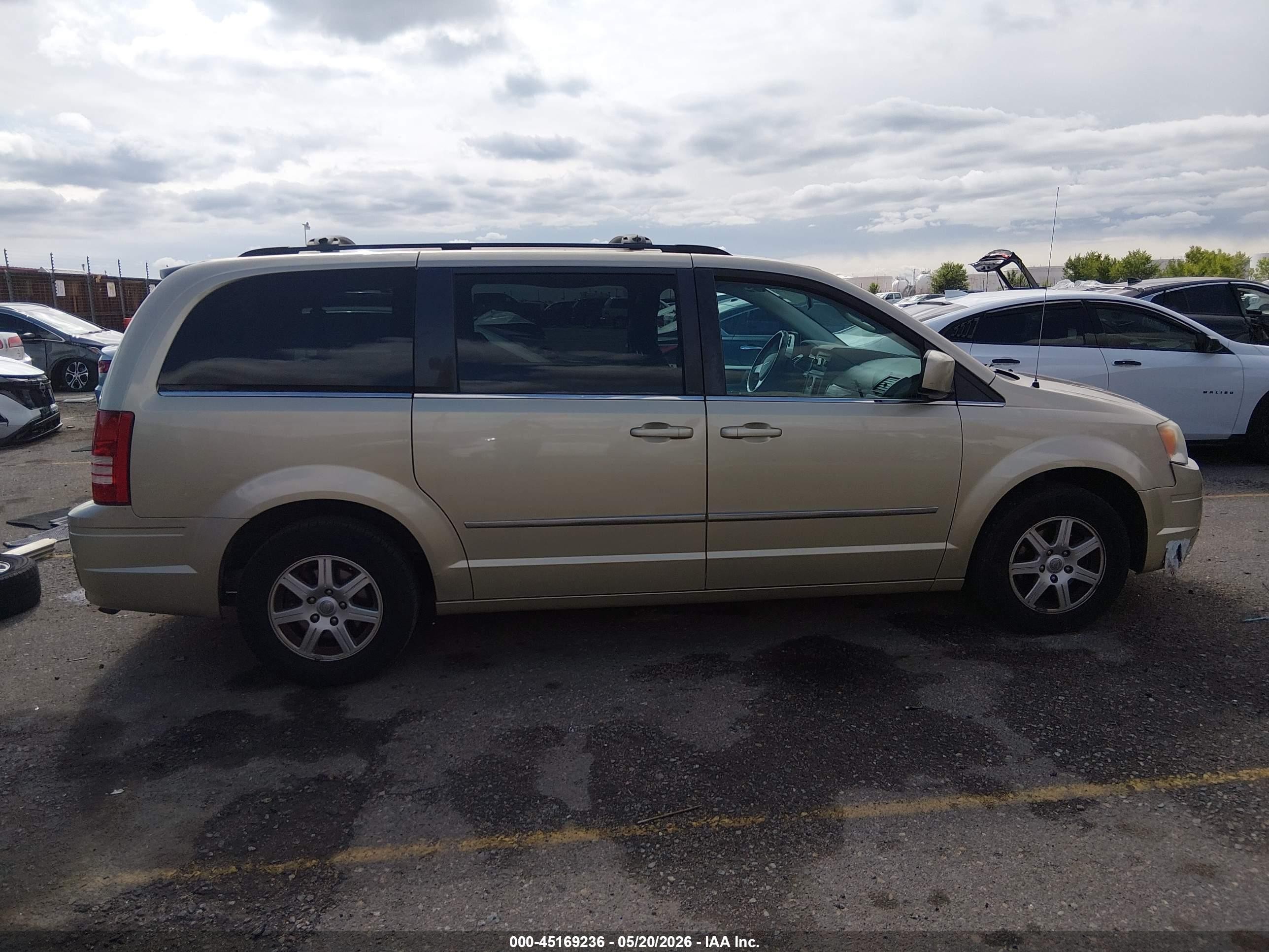 2010 Chrysler Town & Country Touring Gold vin: 2A4RR5D11AR369853