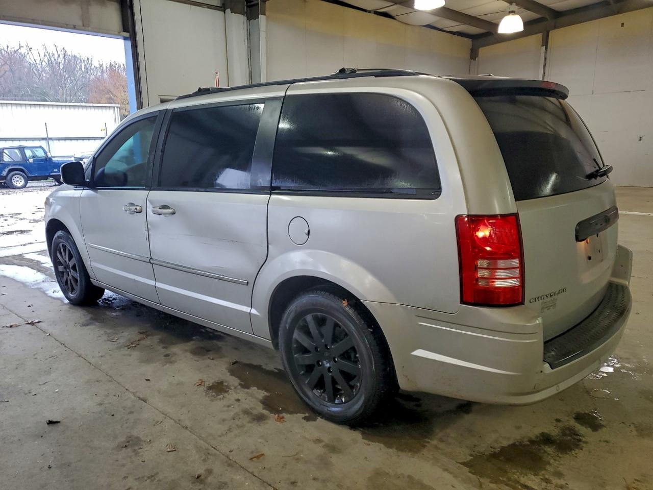 2010 Chrysler Town & Country Touring Silver vin: 2A4RR5D12AR104116
