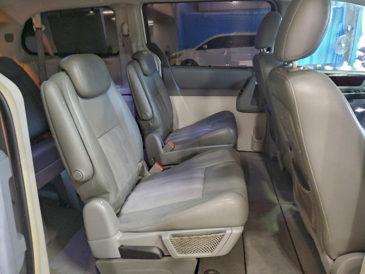 2010 Chrysler Town & Country Touring Silver vin: 2A4RR5D12AR104116