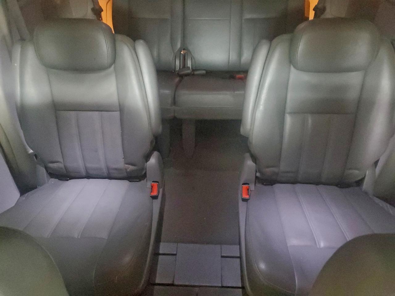 2010 Chrysler Town & Country Touring Silver vin: 2A4RR5D12AR104116