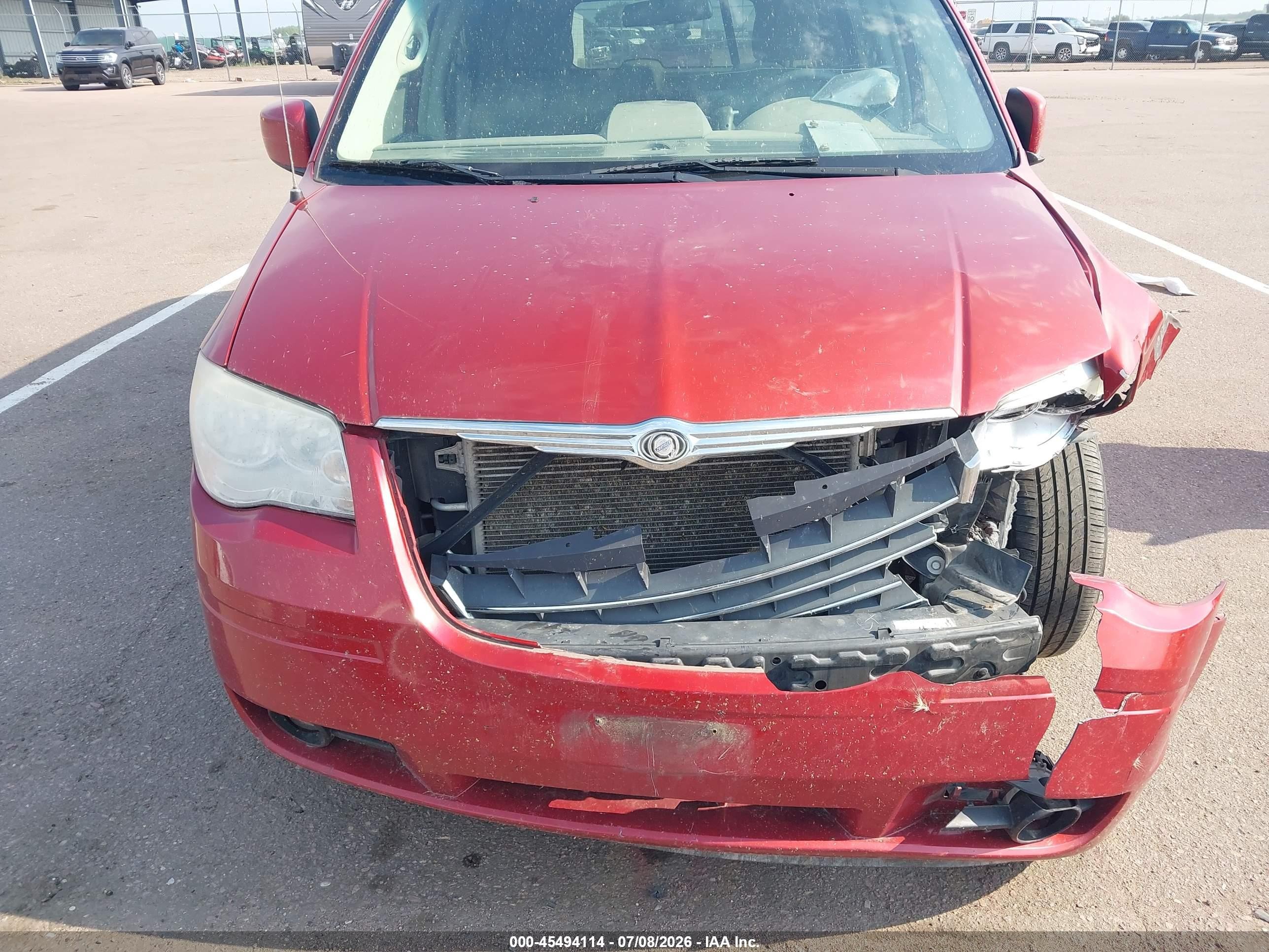 2010 Chrysler Town & Country Touring Red vin: 2A4RR5D12AR109087