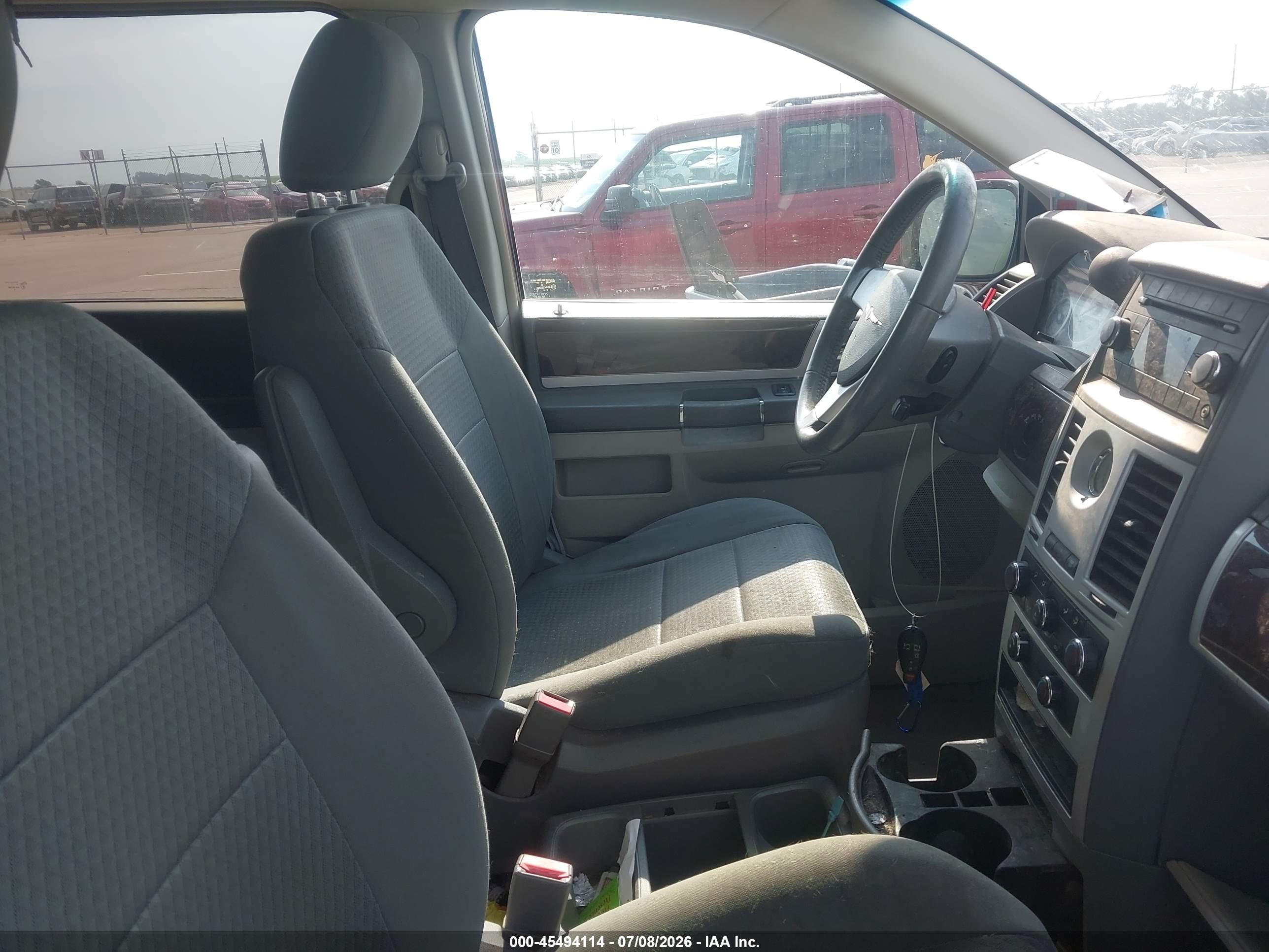 2010 Chrysler Town & Country Touring Red vin: 2A4RR5D12AR109087