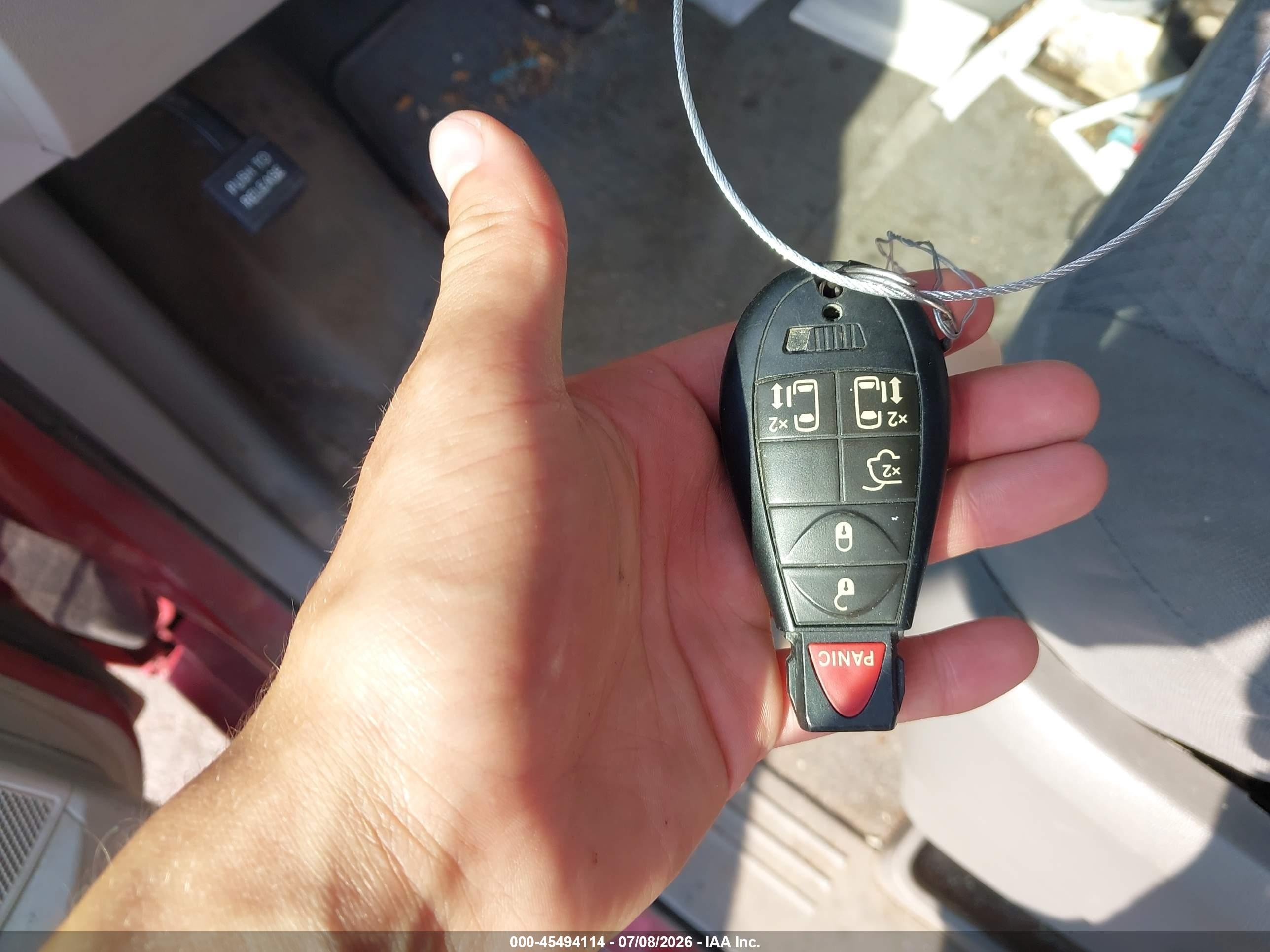 2010 Chrysler Town & Country Touring Red vin: 2A4RR5D12AR109087