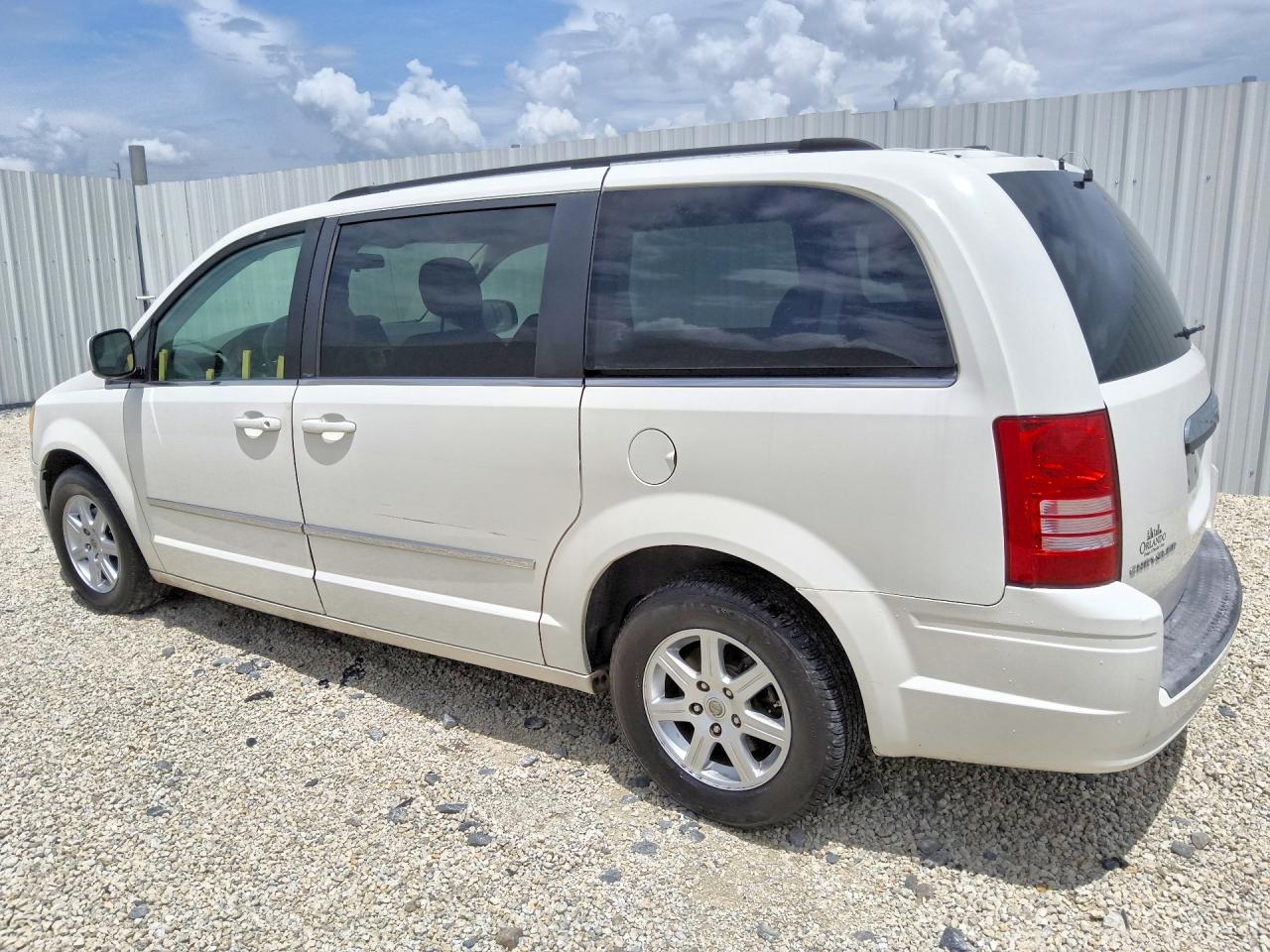 2010 Chrysler Town & Country Touring White vin: 2A4RR5D12AR176319