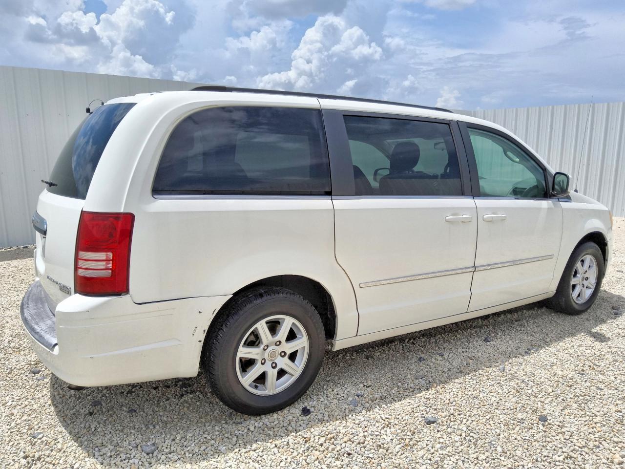 2010 Chrysler Town & Country Touring White vin: 2A4RR5D12AR176319