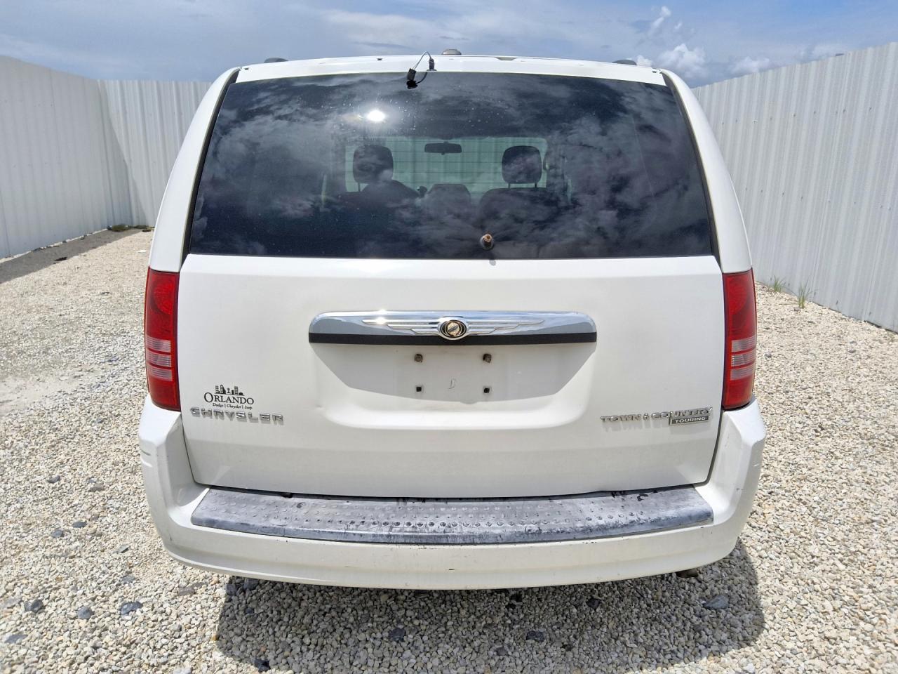 2010 Chrysler Town & Country Touring White vin: 2A4RR5D12AR176319